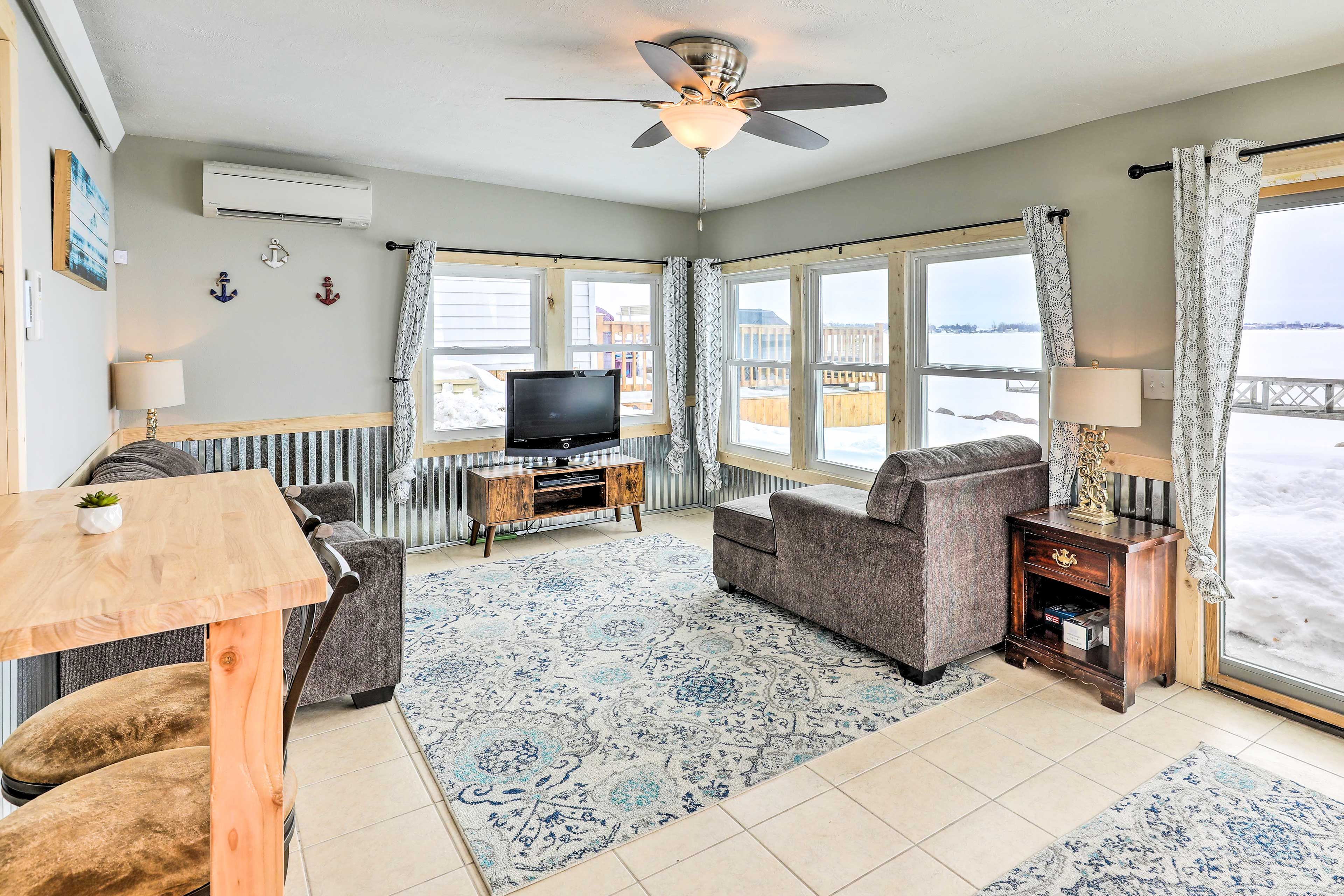 Living Room | Free WiFi | Central A/C | Smart TV | Board Games & Books