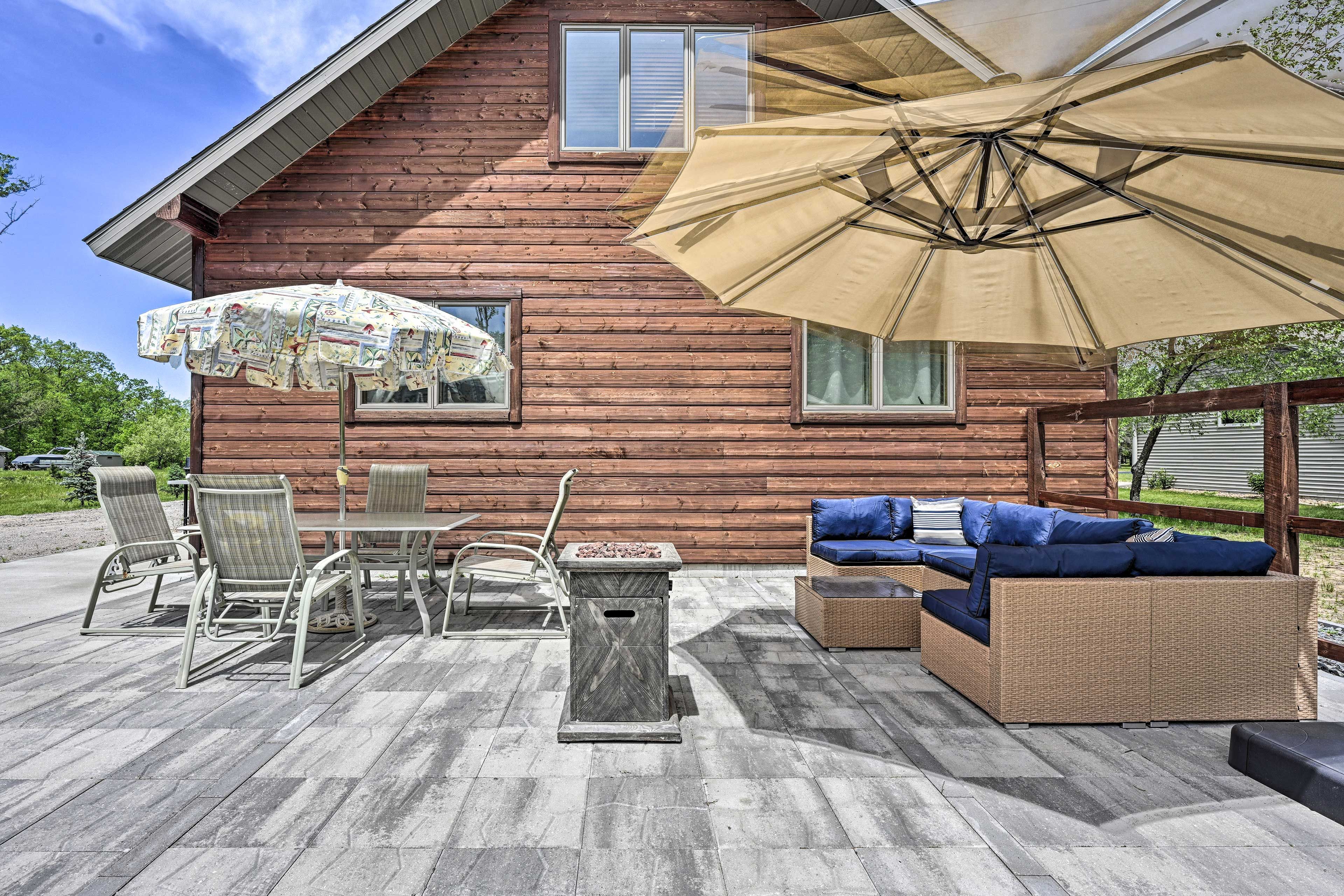 Deck & Backyard | Outdoor Dining Area | Fire Pit