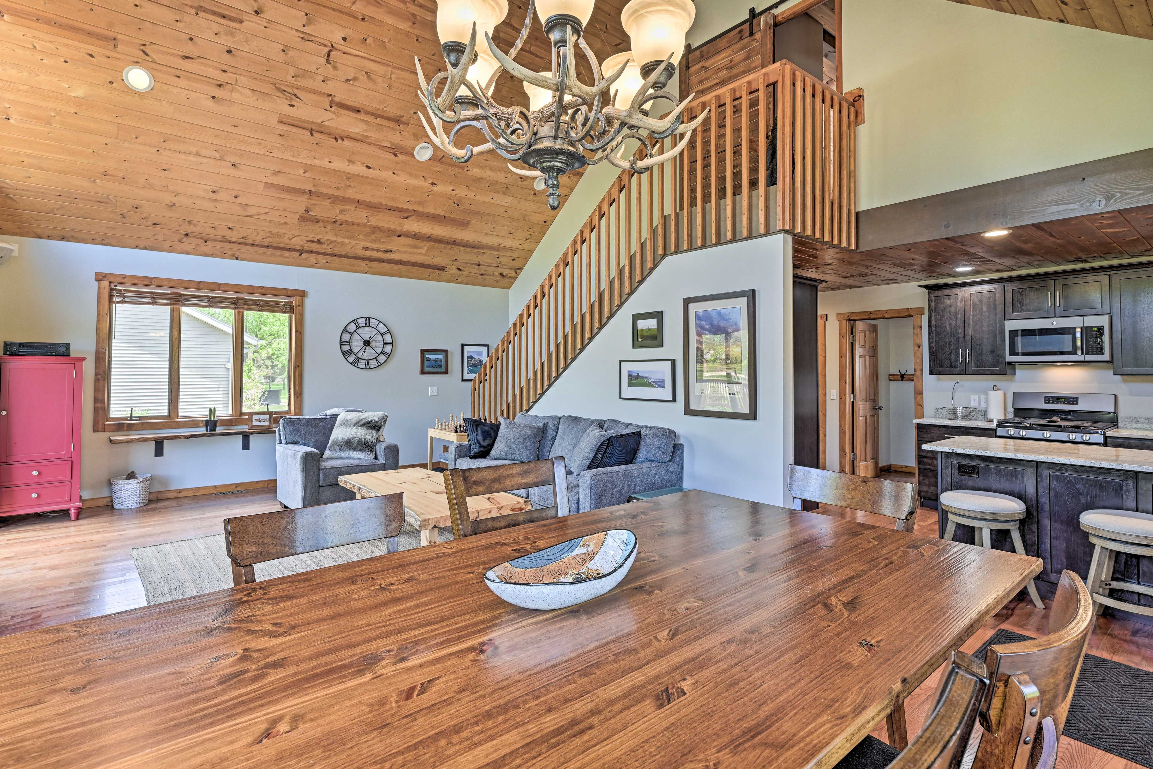 Dining Area | Dishware & Flatware Provided