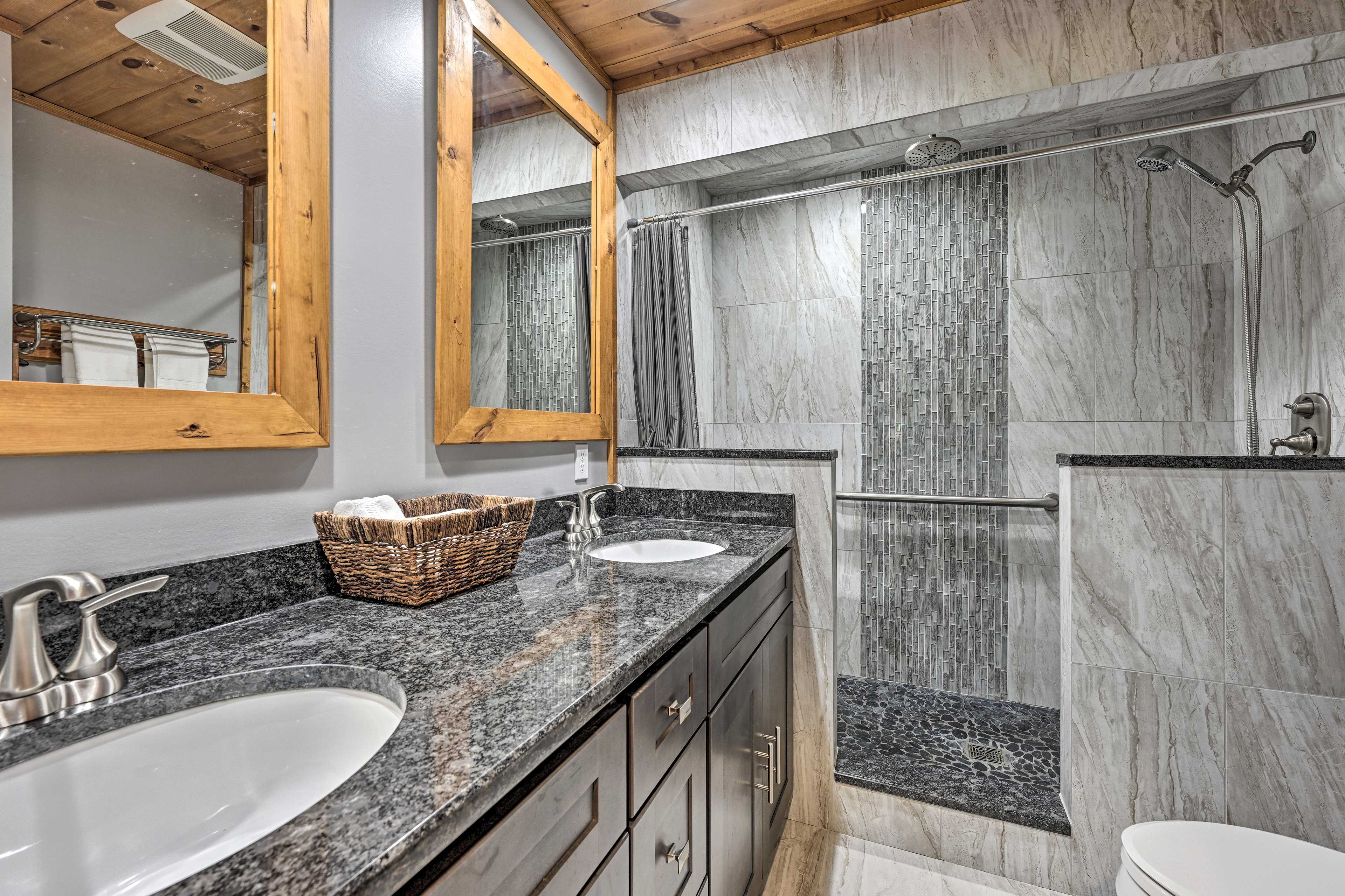 Full Bathroom | Towels Provided