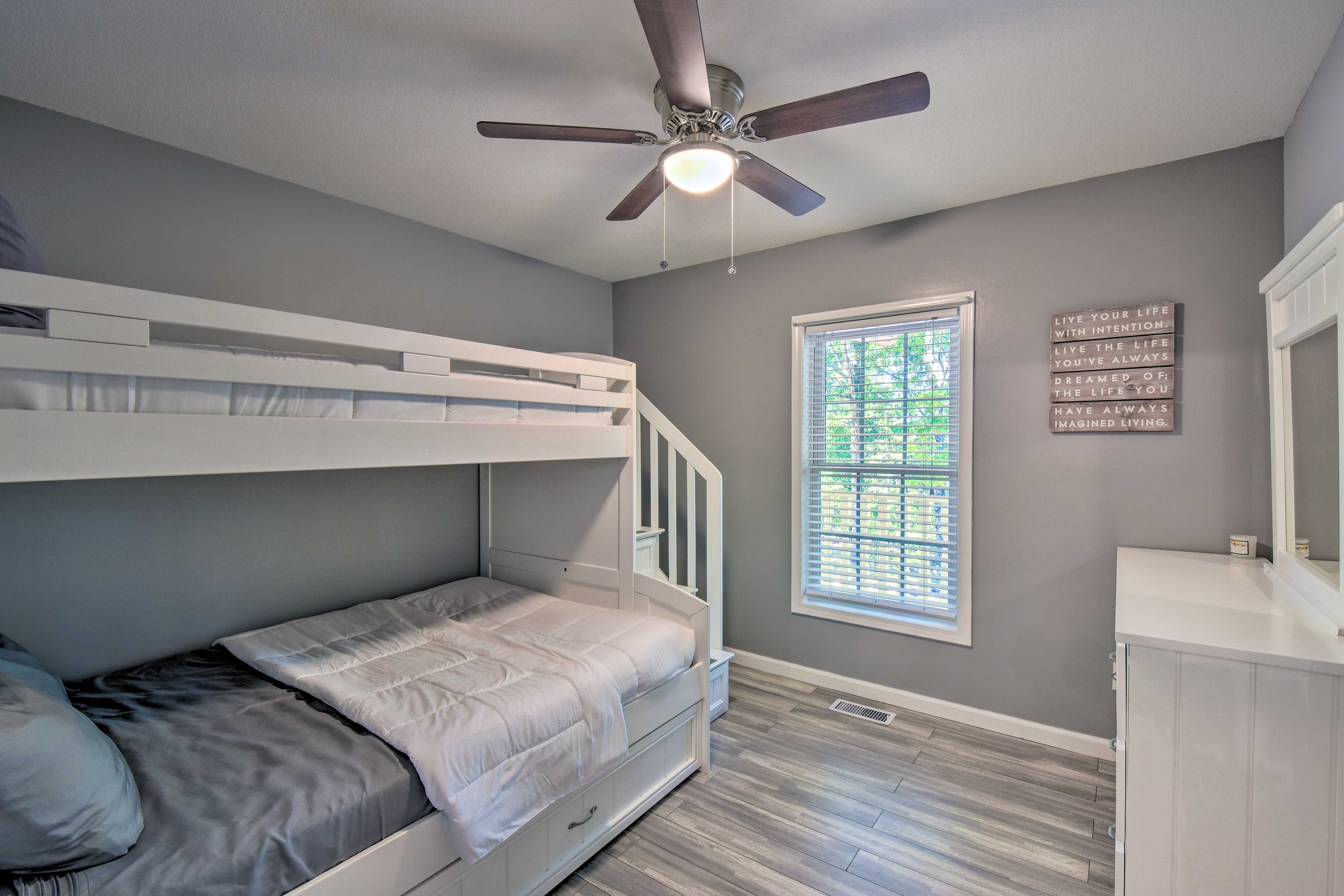 Bedroom 3 | Twin/Queen Bunk Bed