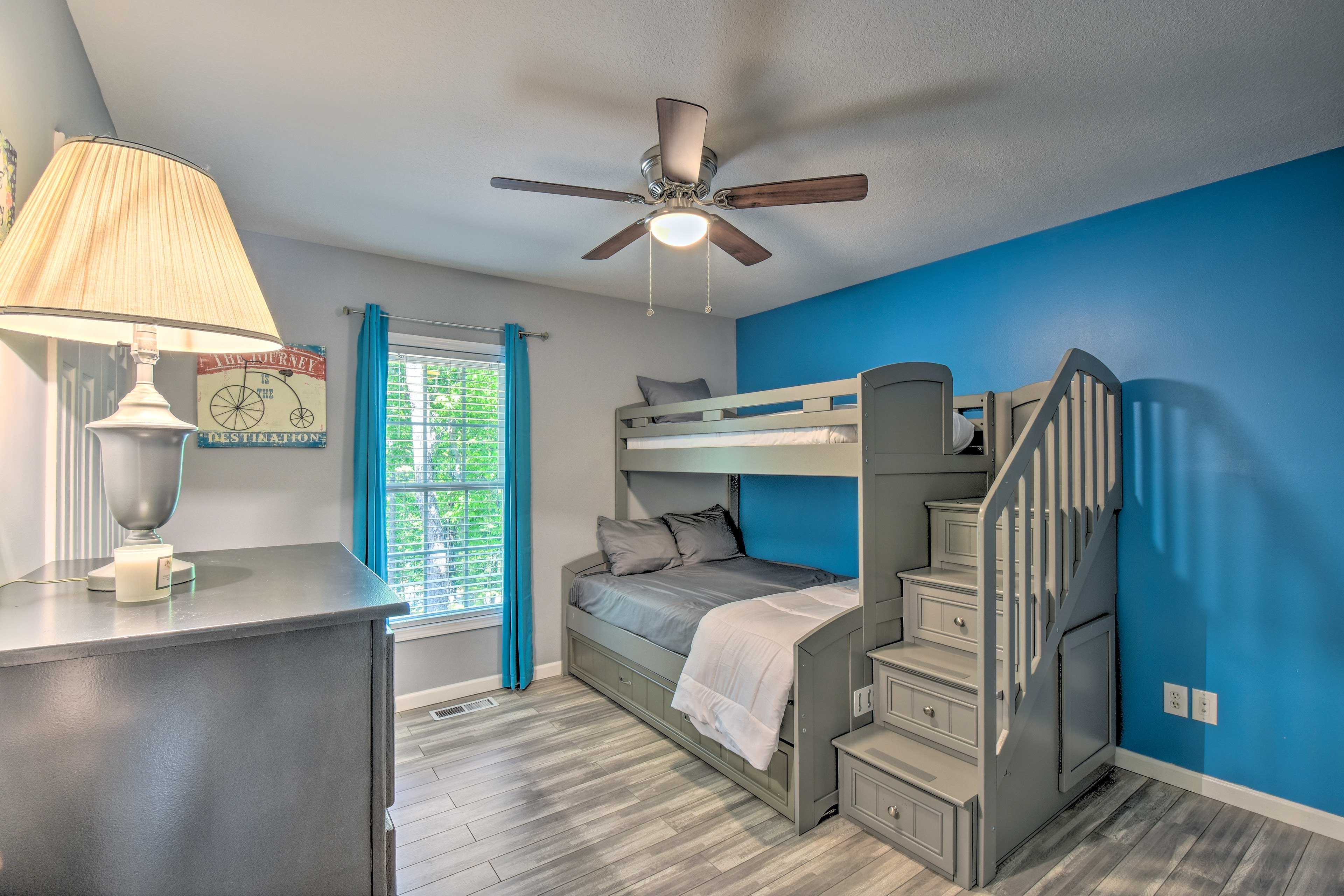 Bedroom 2 | Twin/Queen Bunk Bed