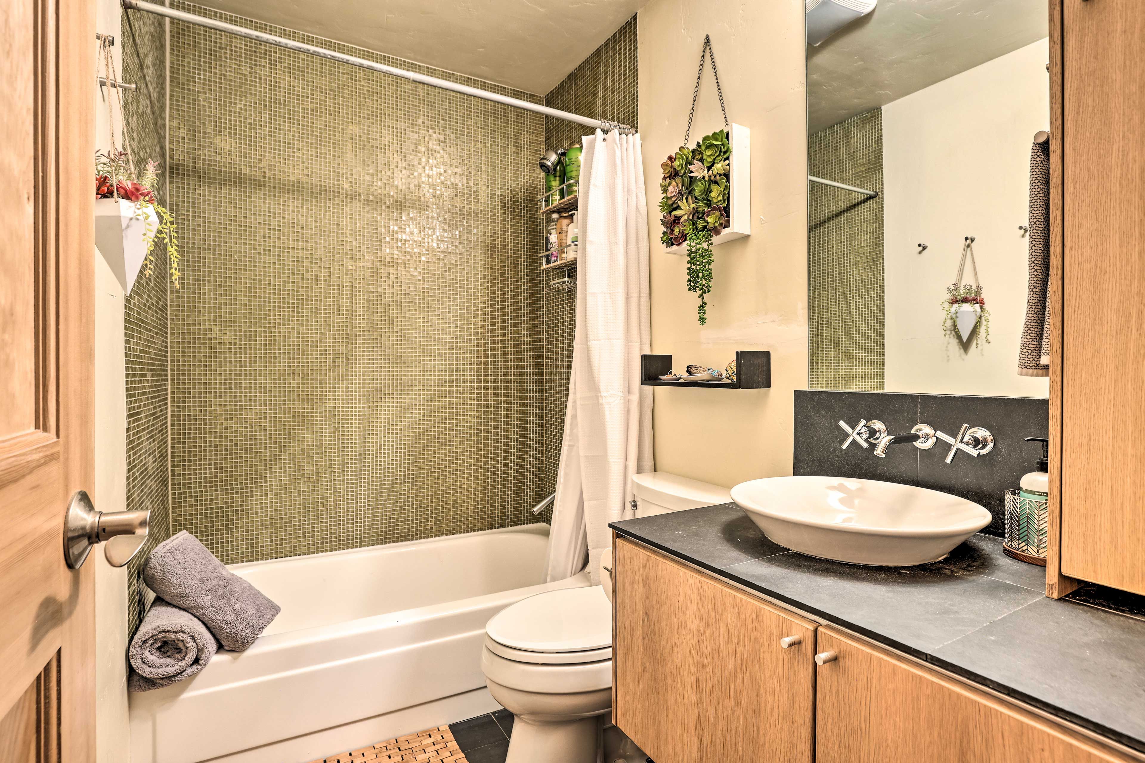 Full Bathroom | Complimentary Toiletries | Towels Provided
