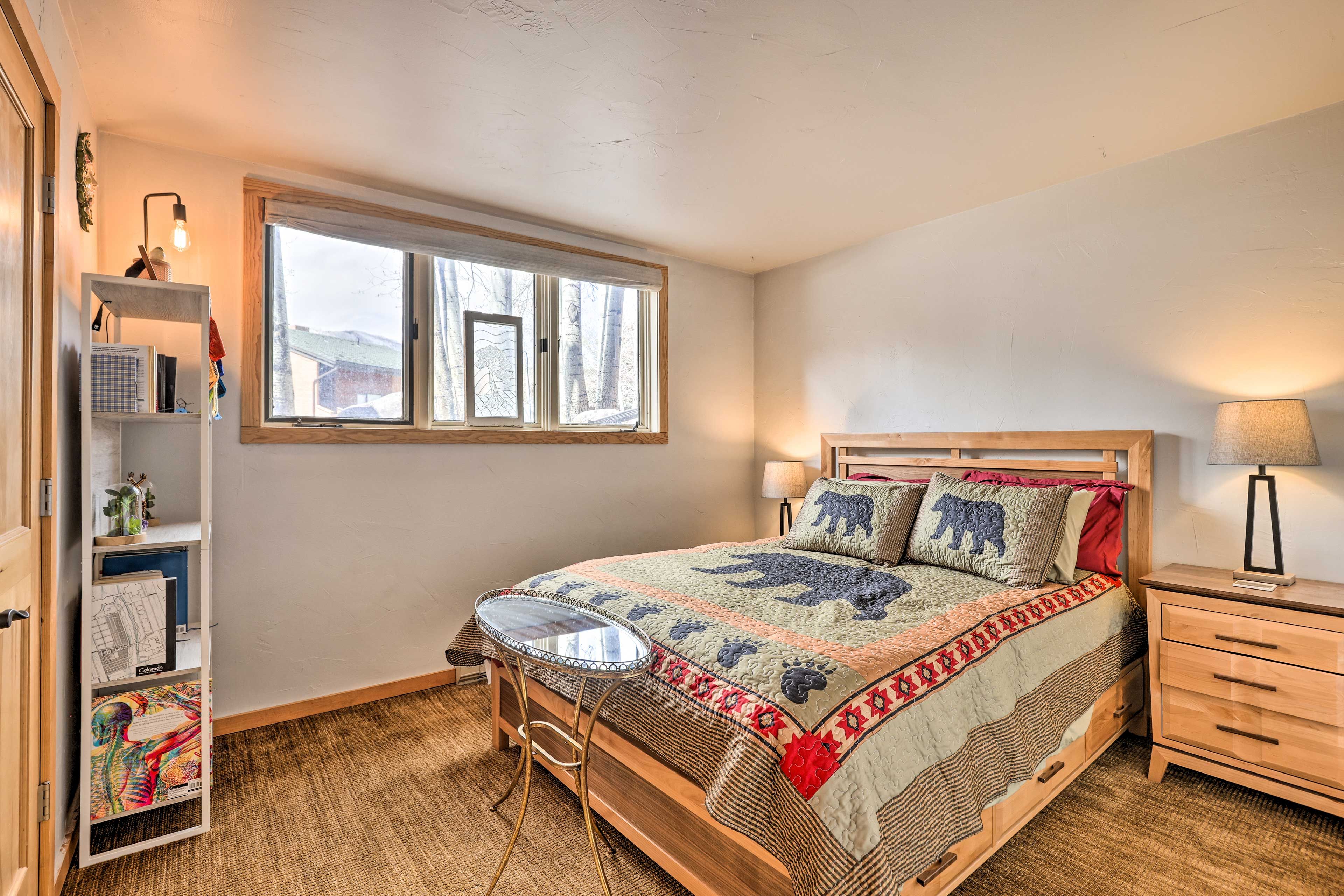 Bedroom | Queen Bed