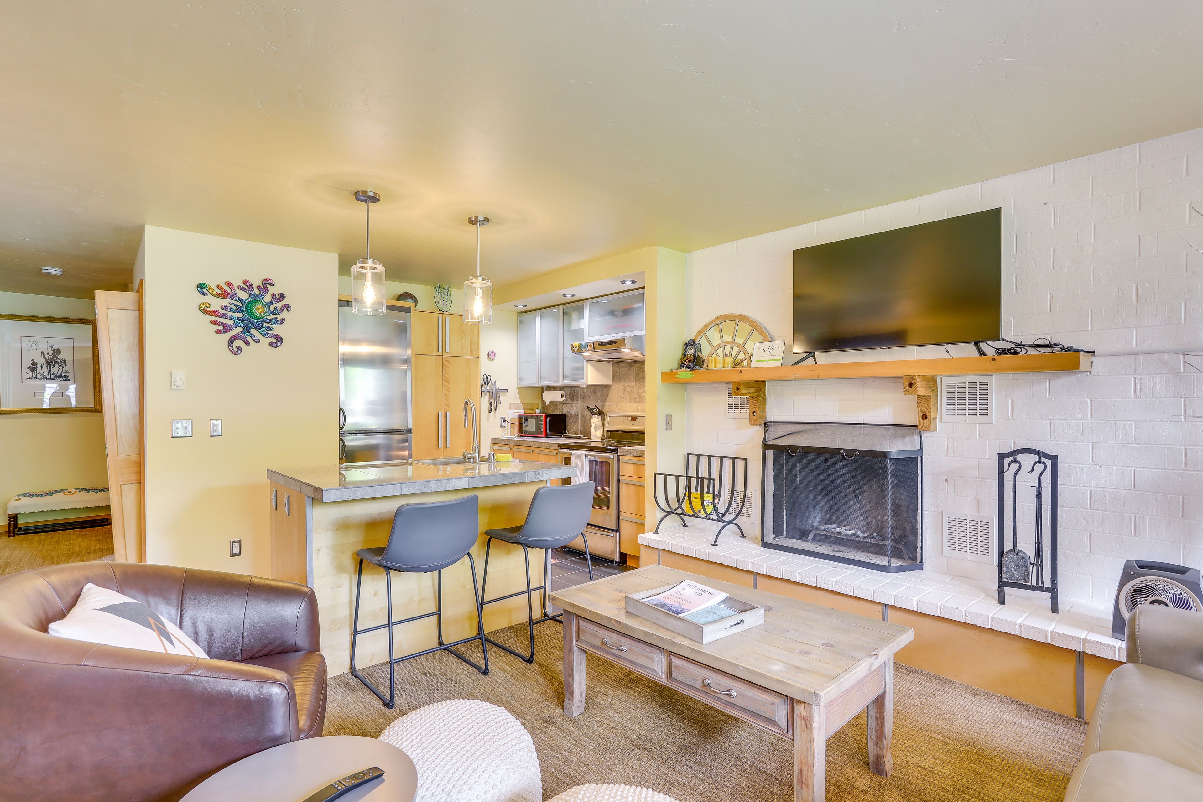 Living Room | Smart TV | Wood-Burning Fireplace | Free WiFi