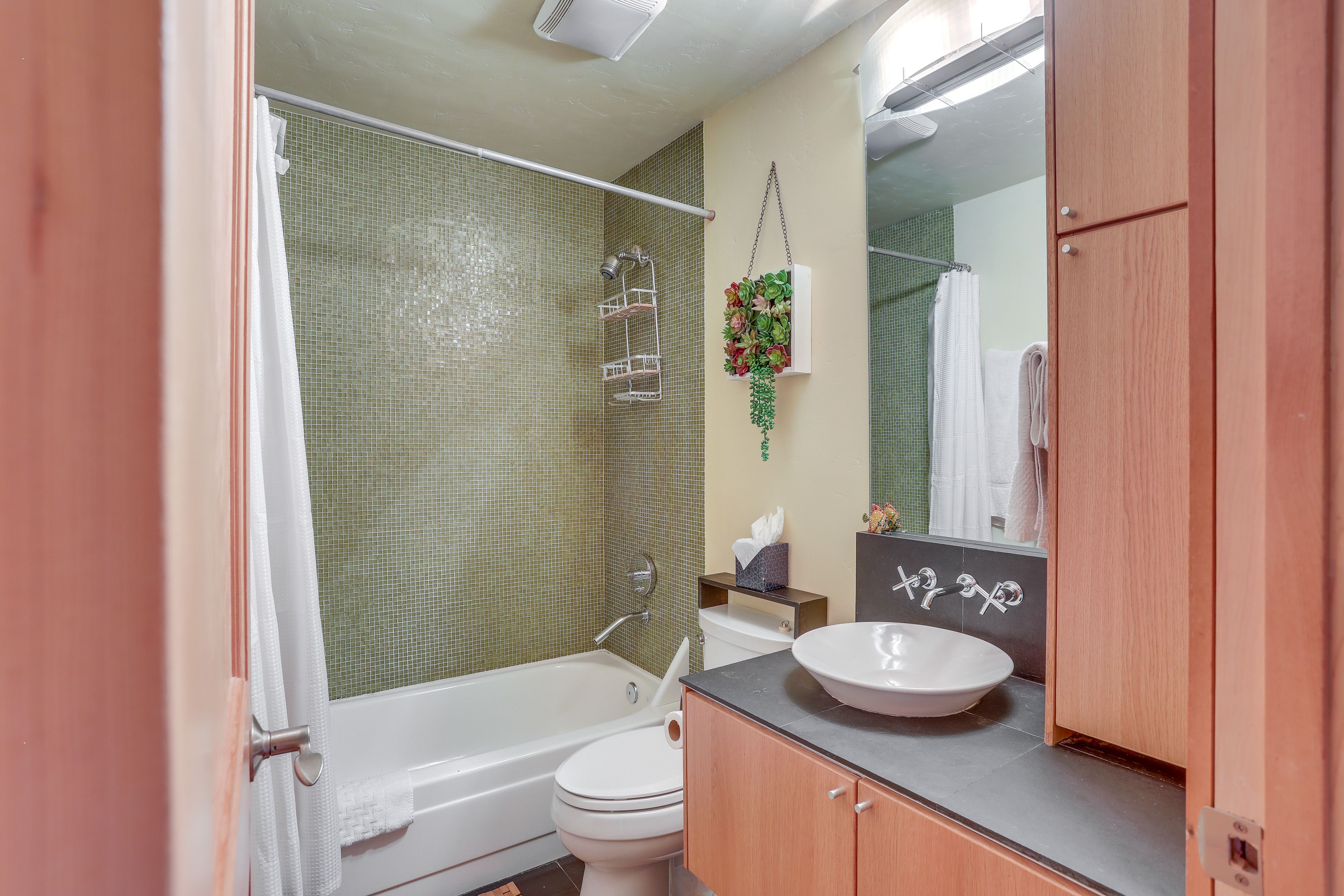 Full Bathroom | Complimentary Toiletries | Towels Provided