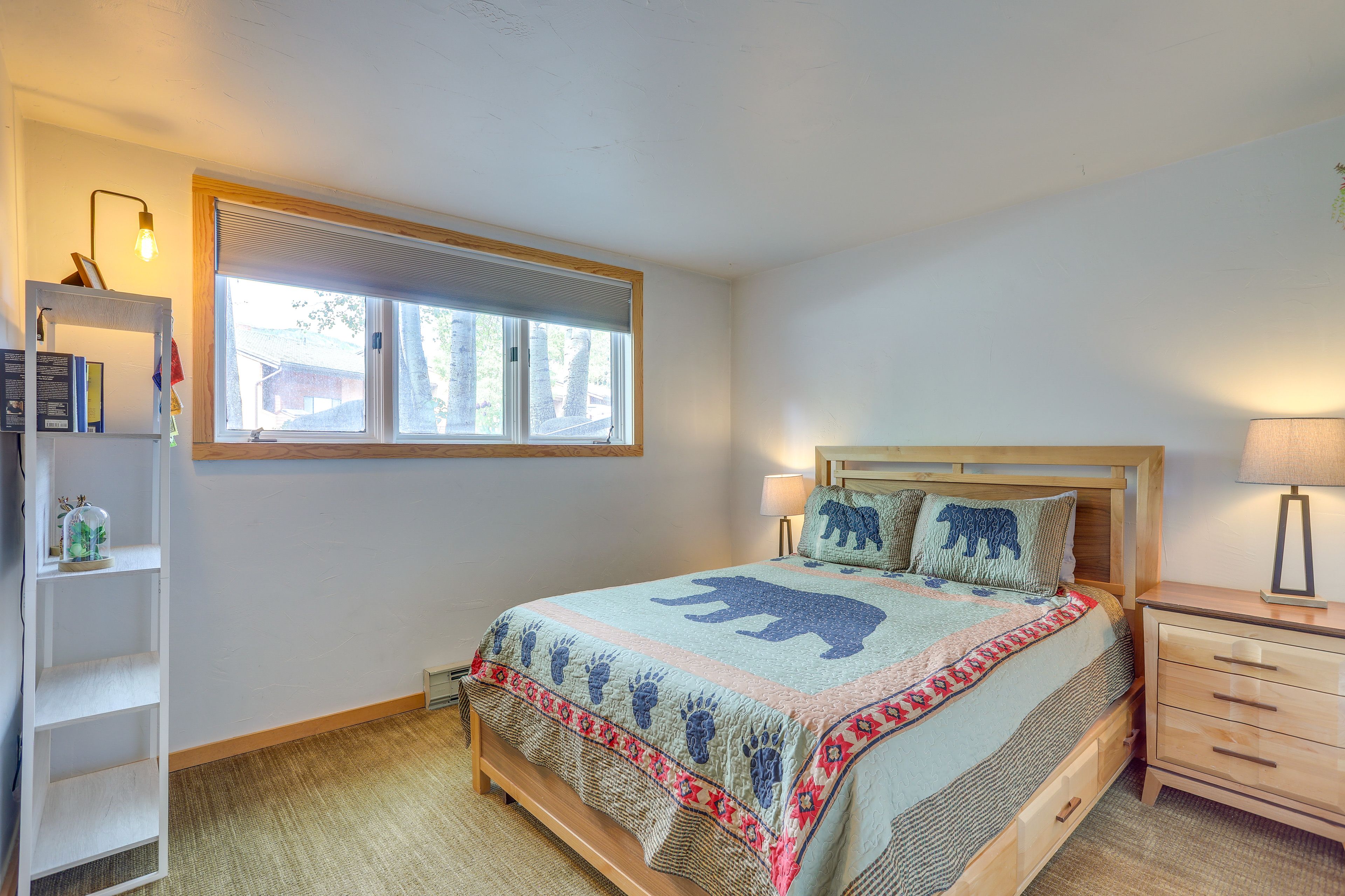 Bedroom | Queen Bed