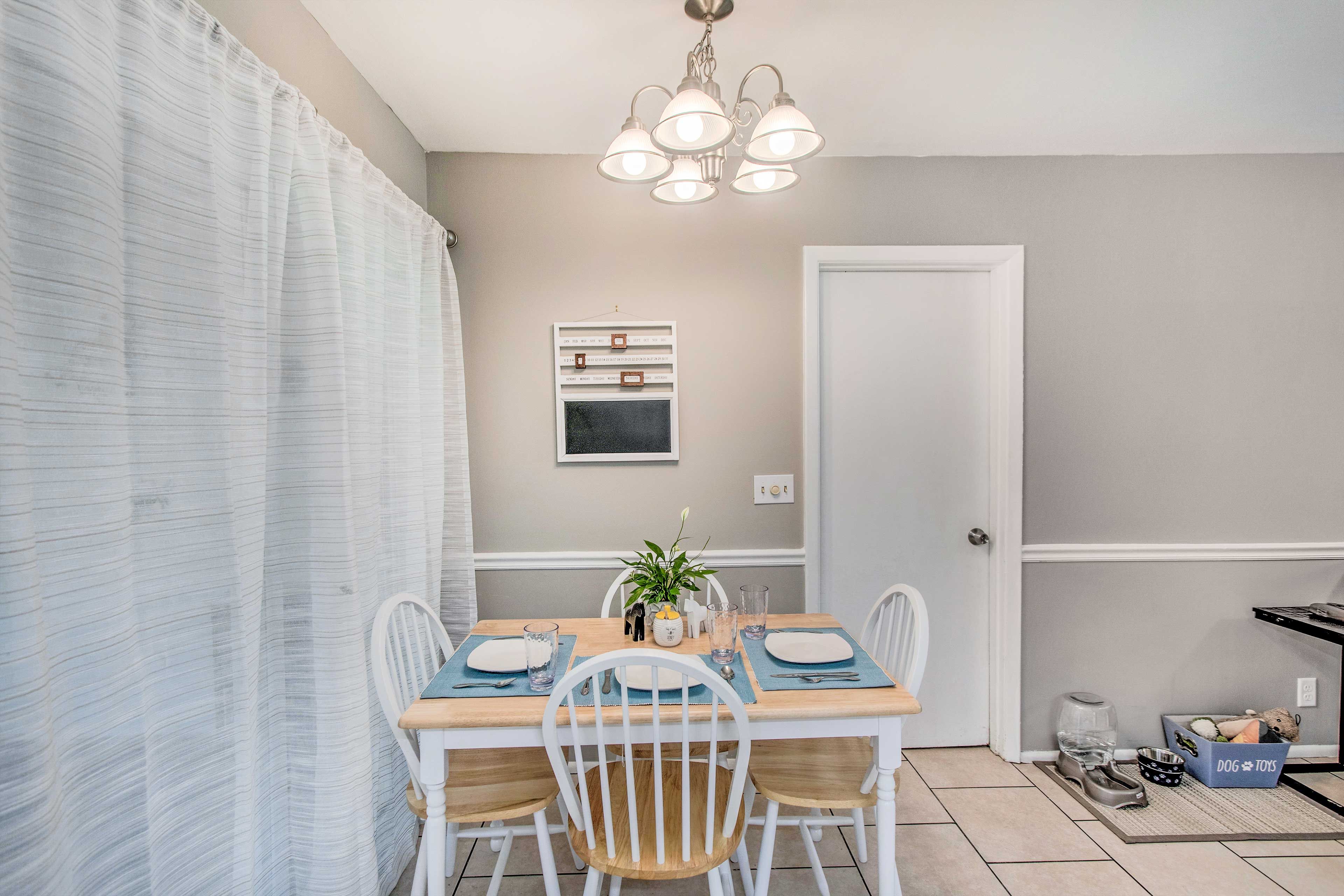 Dining Area | Dishware & Flatware Provided