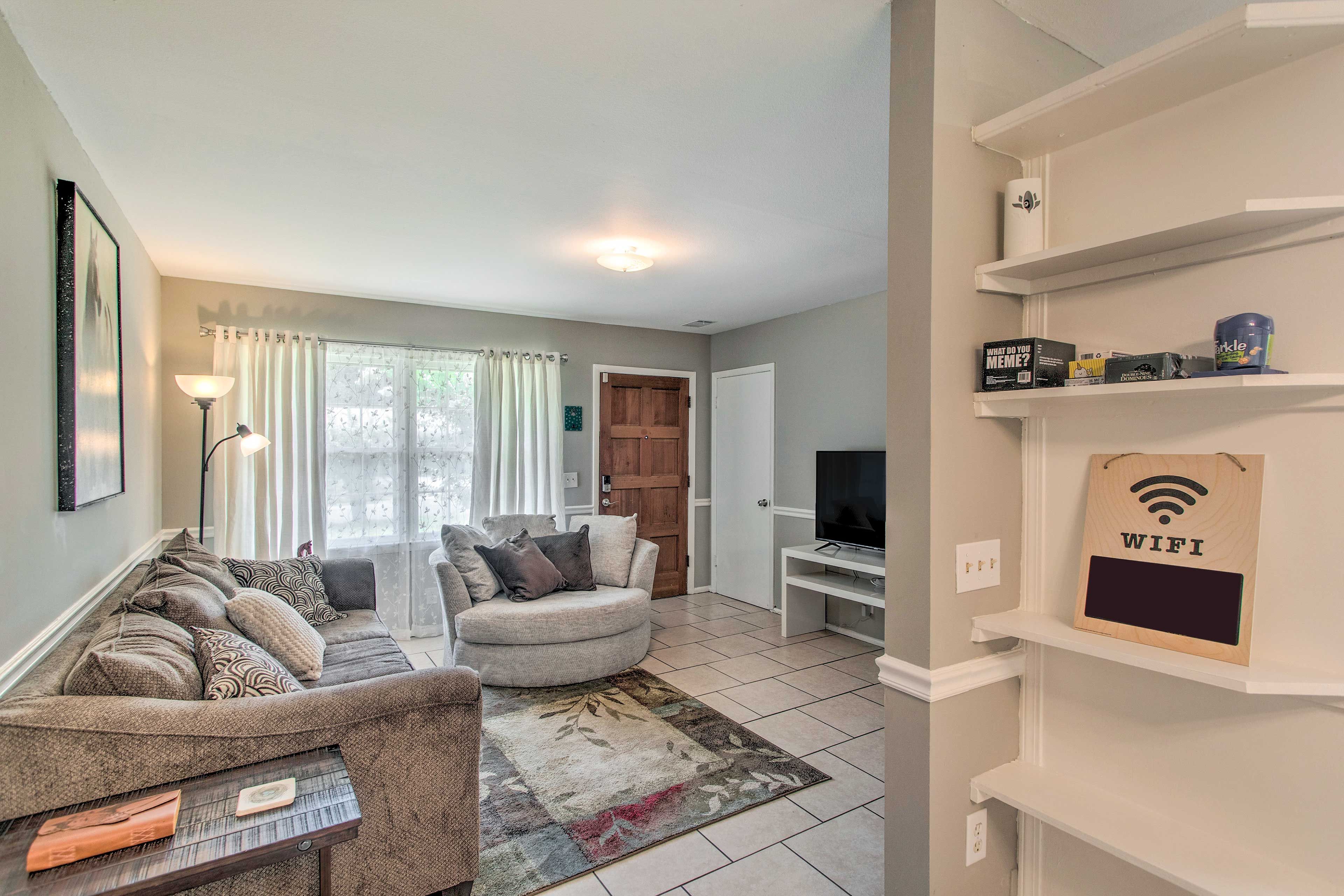 Living Room | Free WiFi | Flat-Screen TV w/ Cable