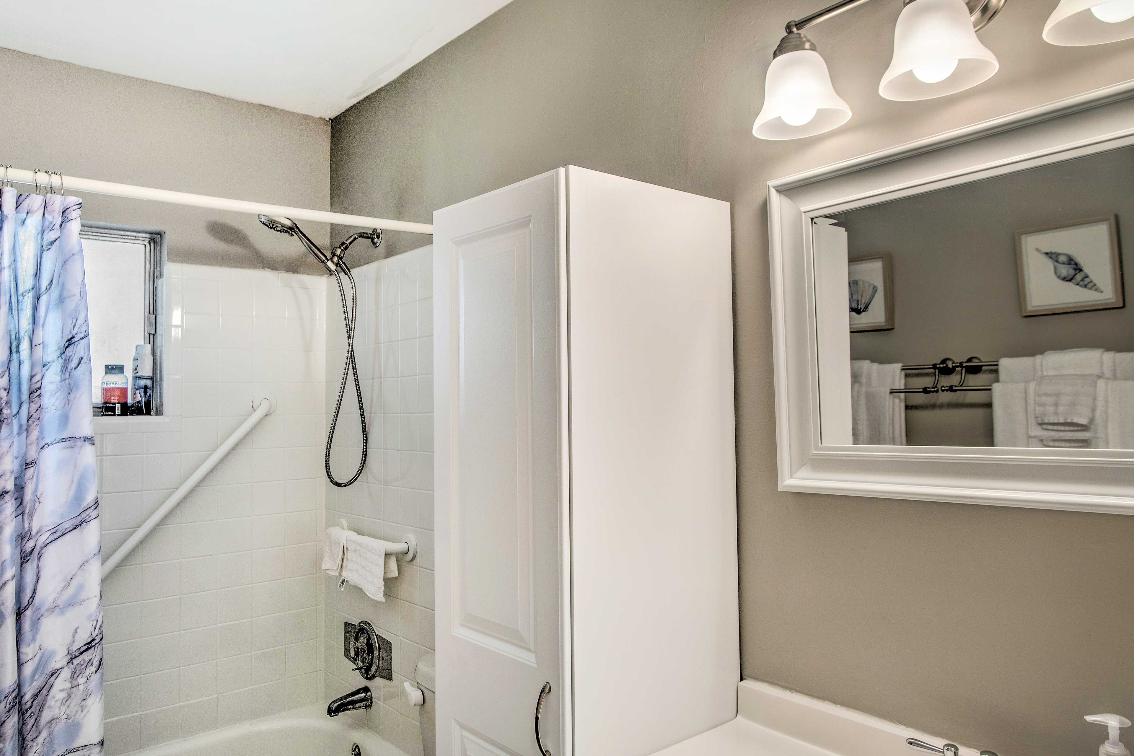 Full Bathroom | Towels Provided | Complimentary Toiletries