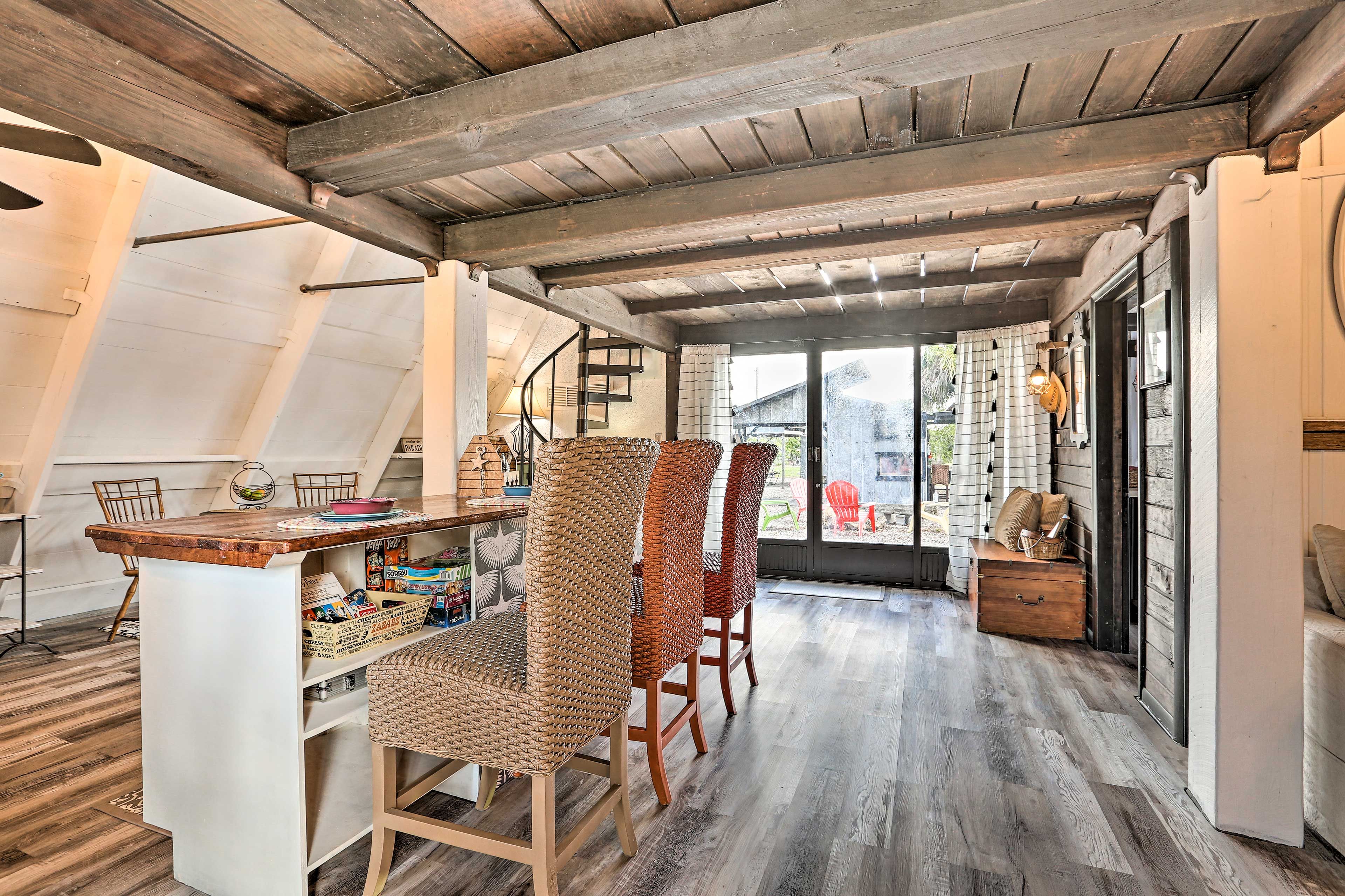 Dining Area | Dishware & Flatware Provided