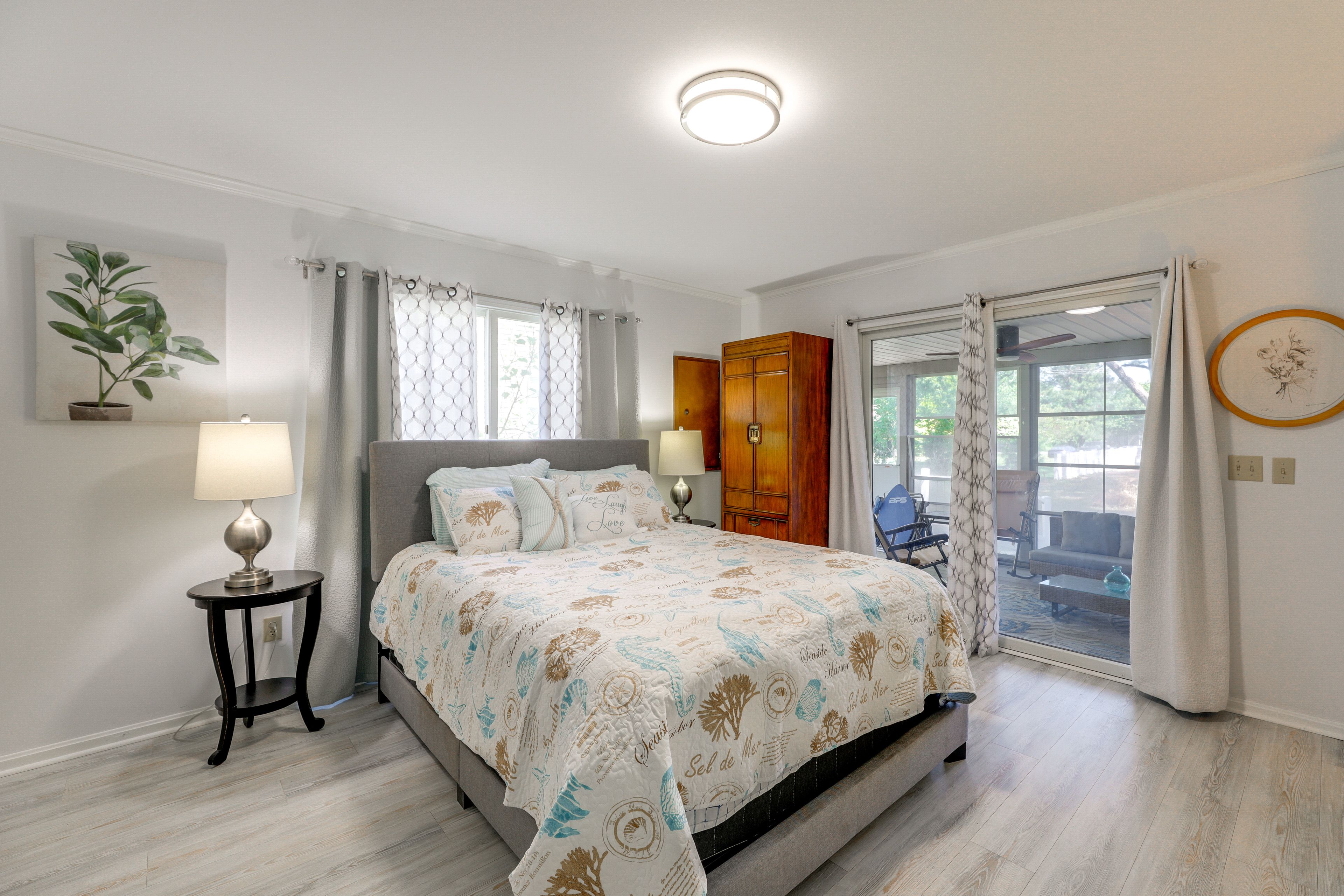 Bedroom 1 | Queen Bed | 1st Floor
