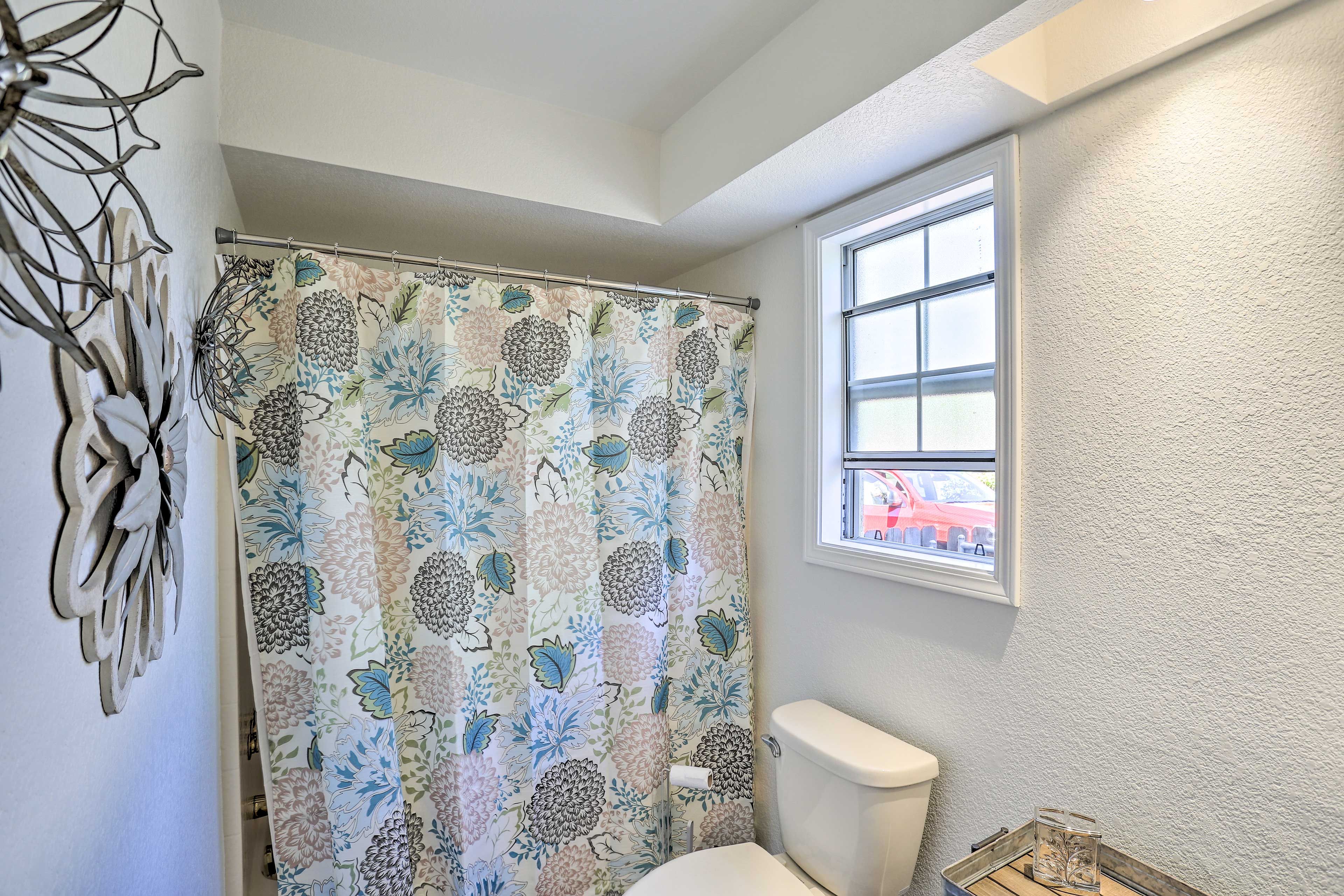Full Bath | Towels Provided