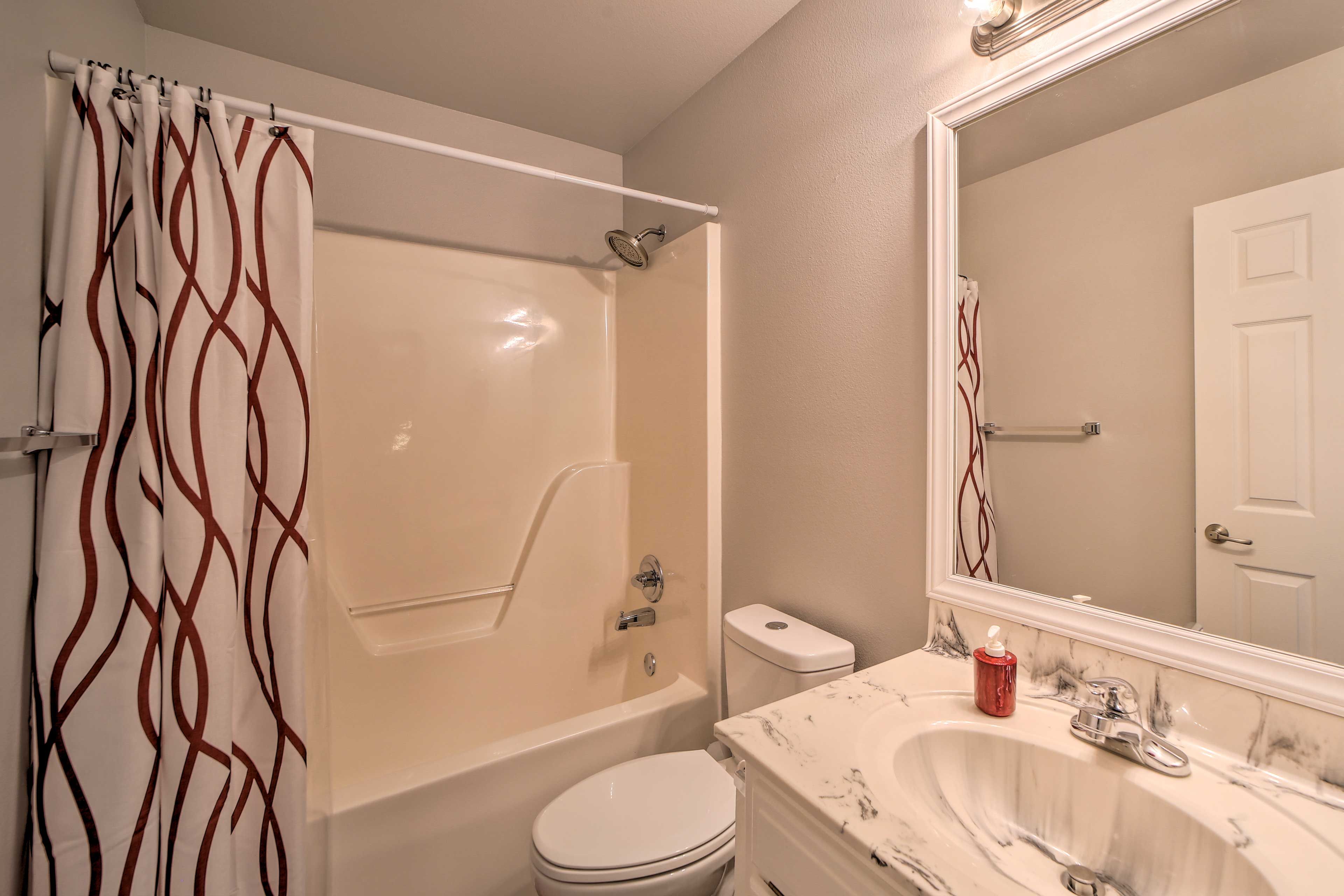 Full Bathroom | Complimentary Toiletries