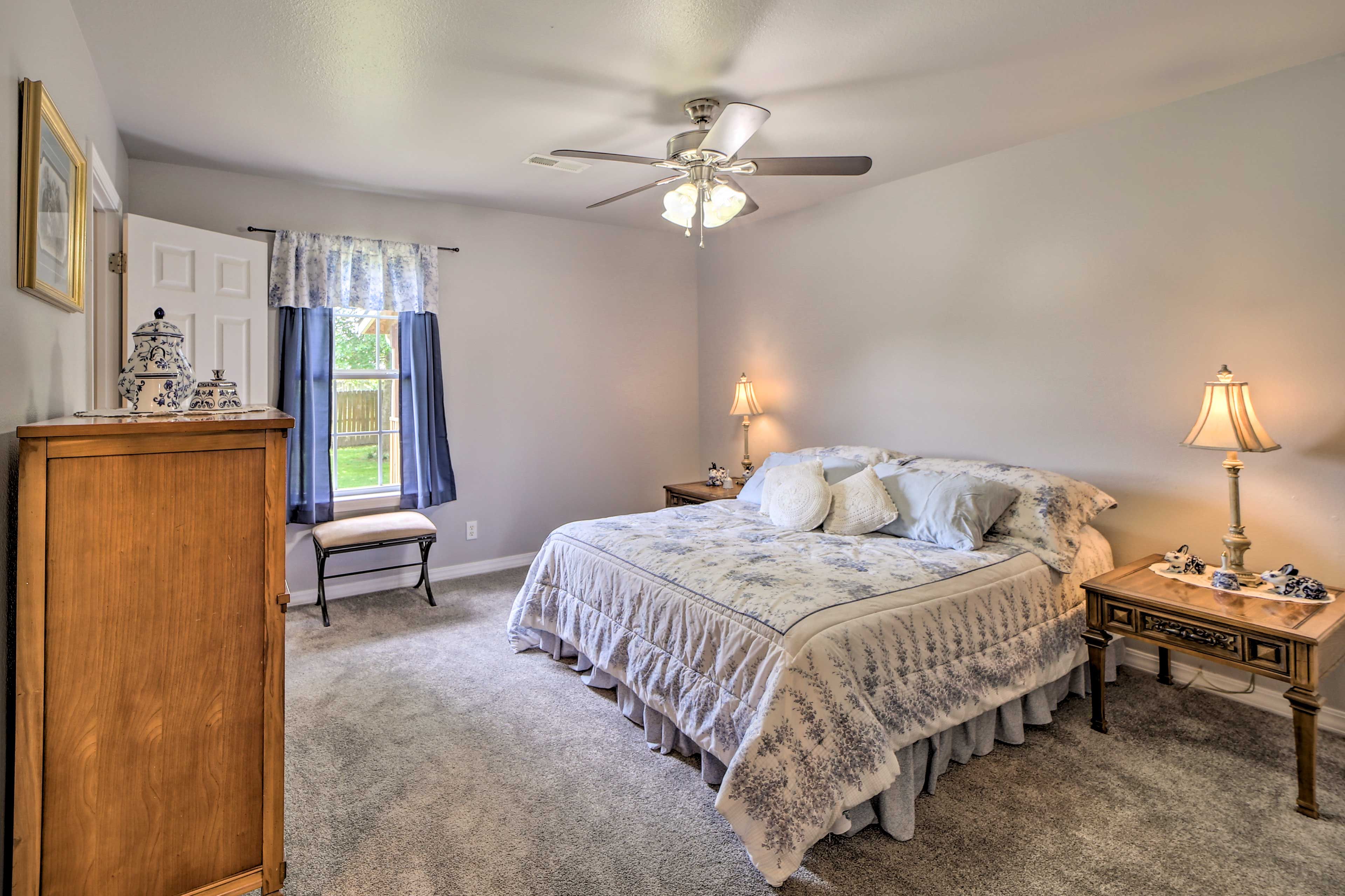 Bedroom 1 | Queen Bed