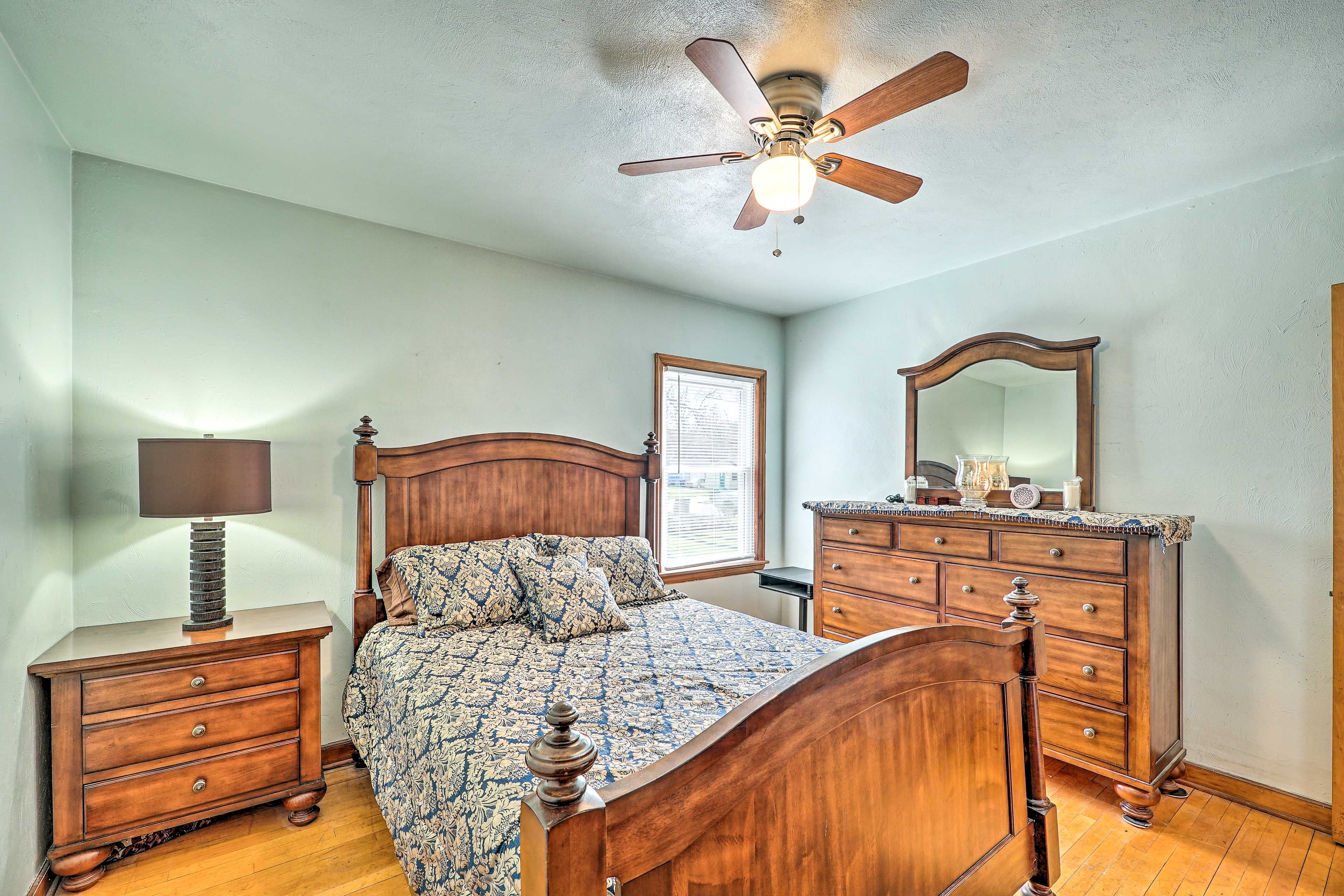 Bedroom 1 | Queen Bed