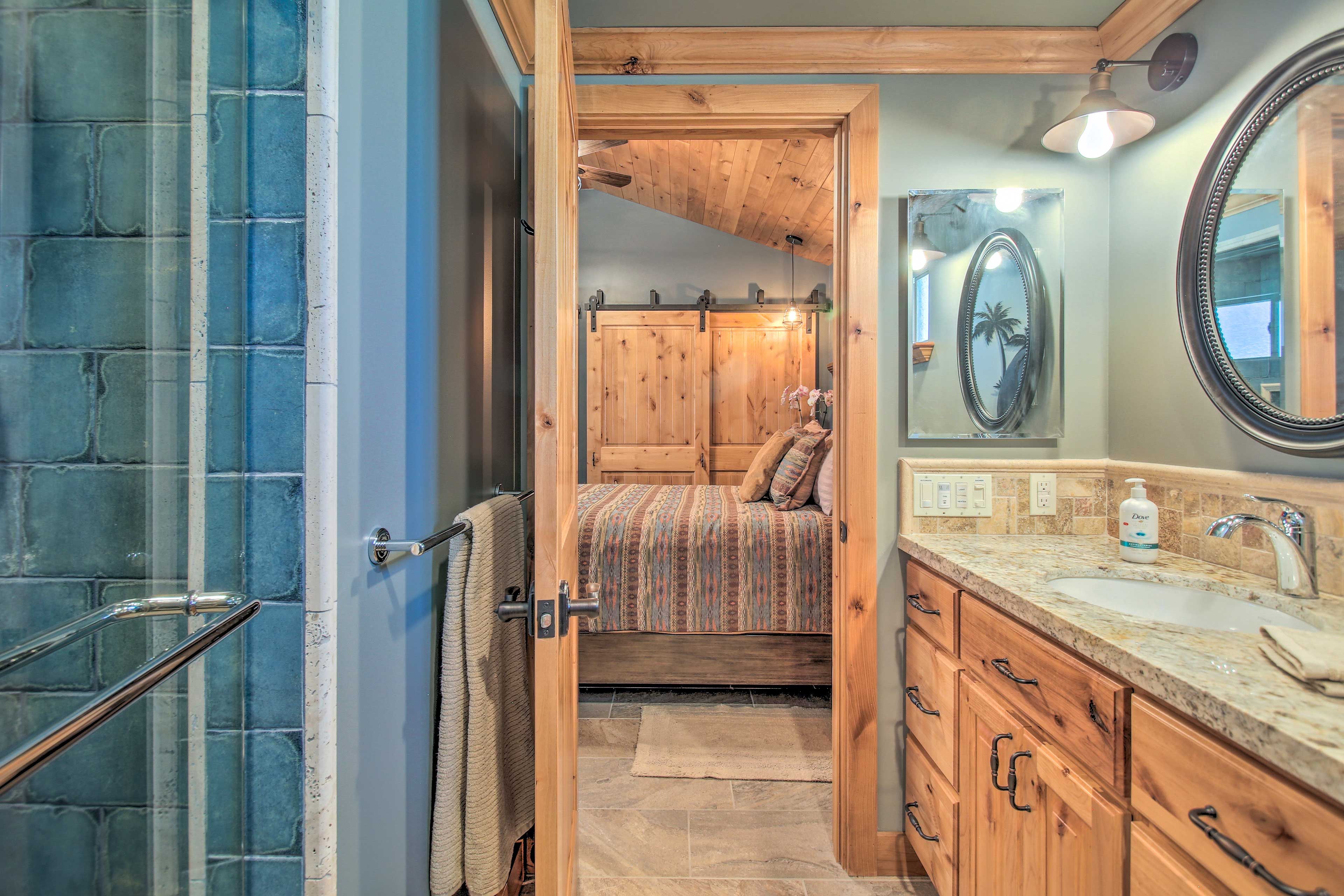 En-Suite Bathroom | Complimentary Toiletries | Towels Provided