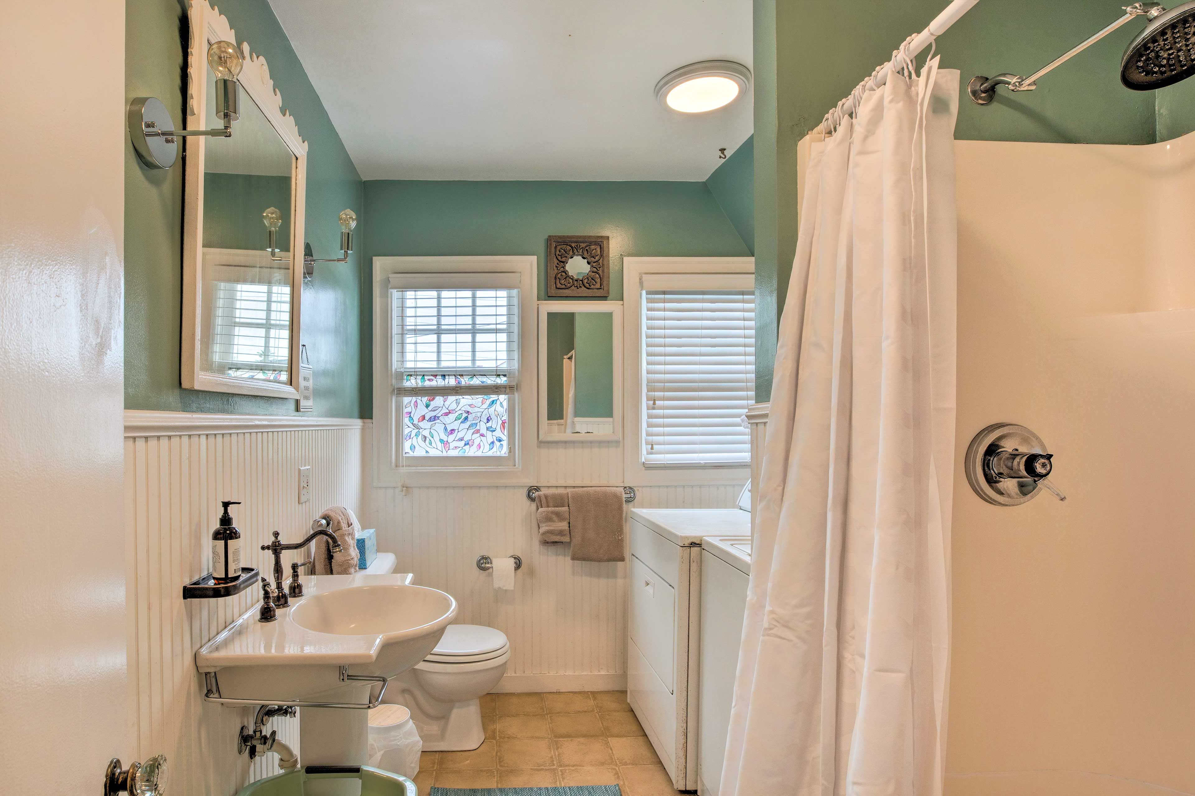 Full Bathroom | 1st Floor | Washer/Dryer | Laundry Detergent | Towels Provided