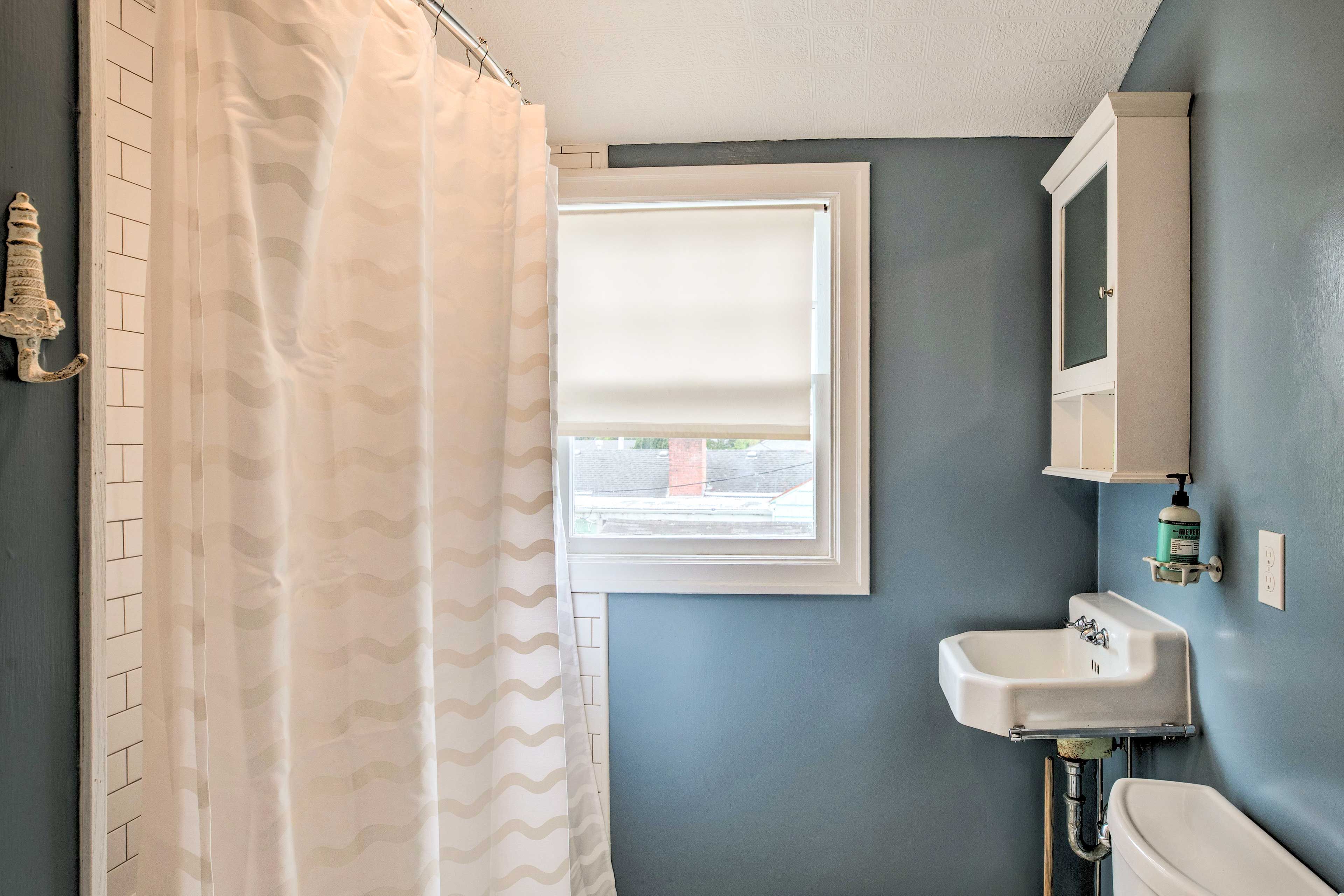 Full Bathroom | 2nd Floor | Complimentary Toiletries | Hair Dryer