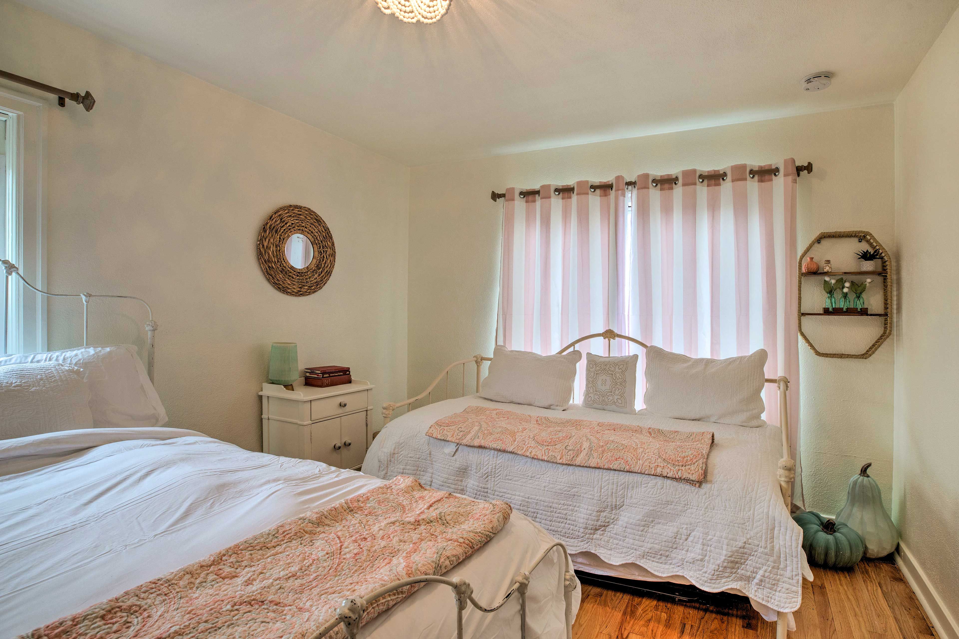 Bedroom 1 | Full Bed | Twin Daybed w/ Twin Trundle | 1st Floor | Linens Provided