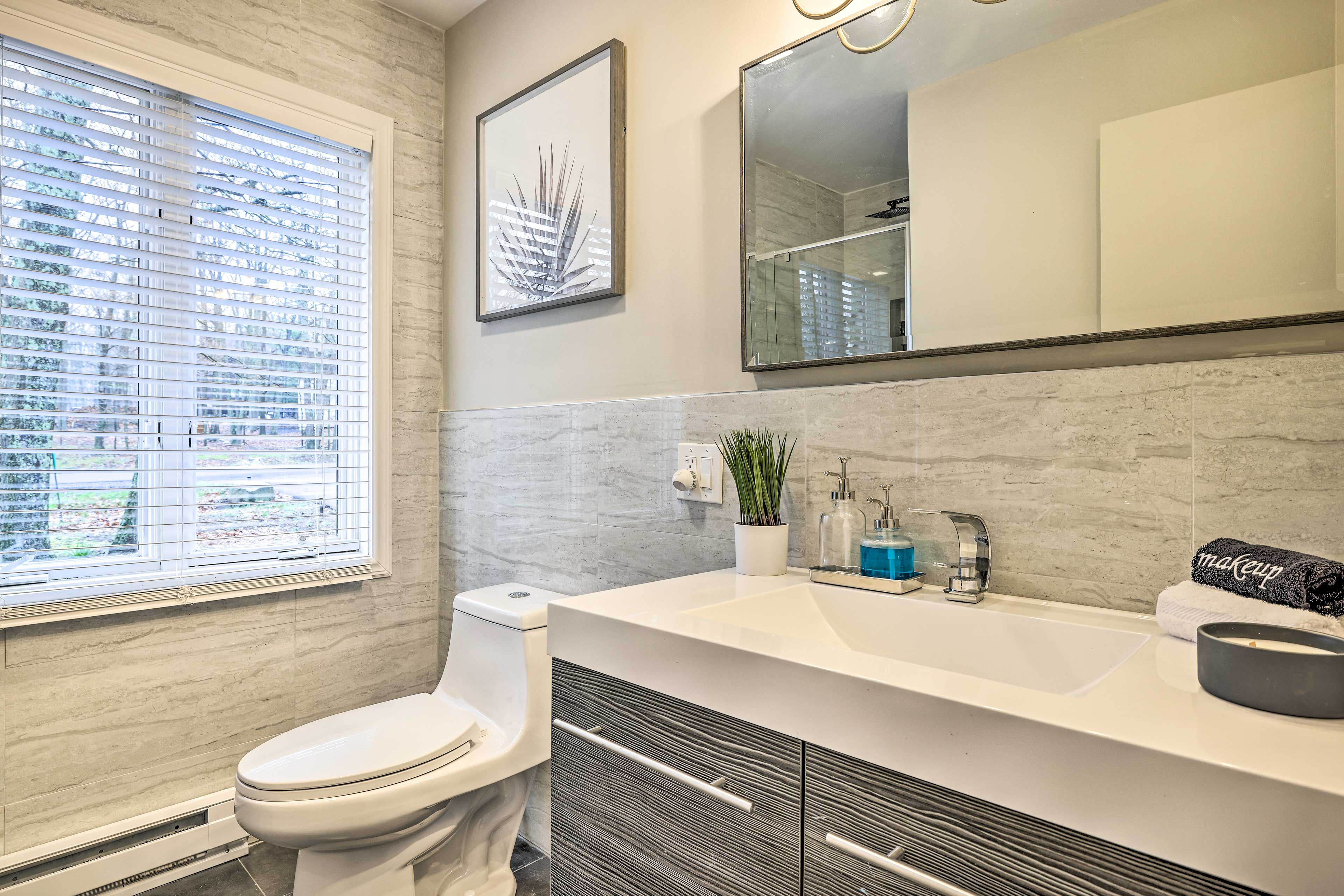 Full Bathroom | Complimentary Toiletries | 1st Floor