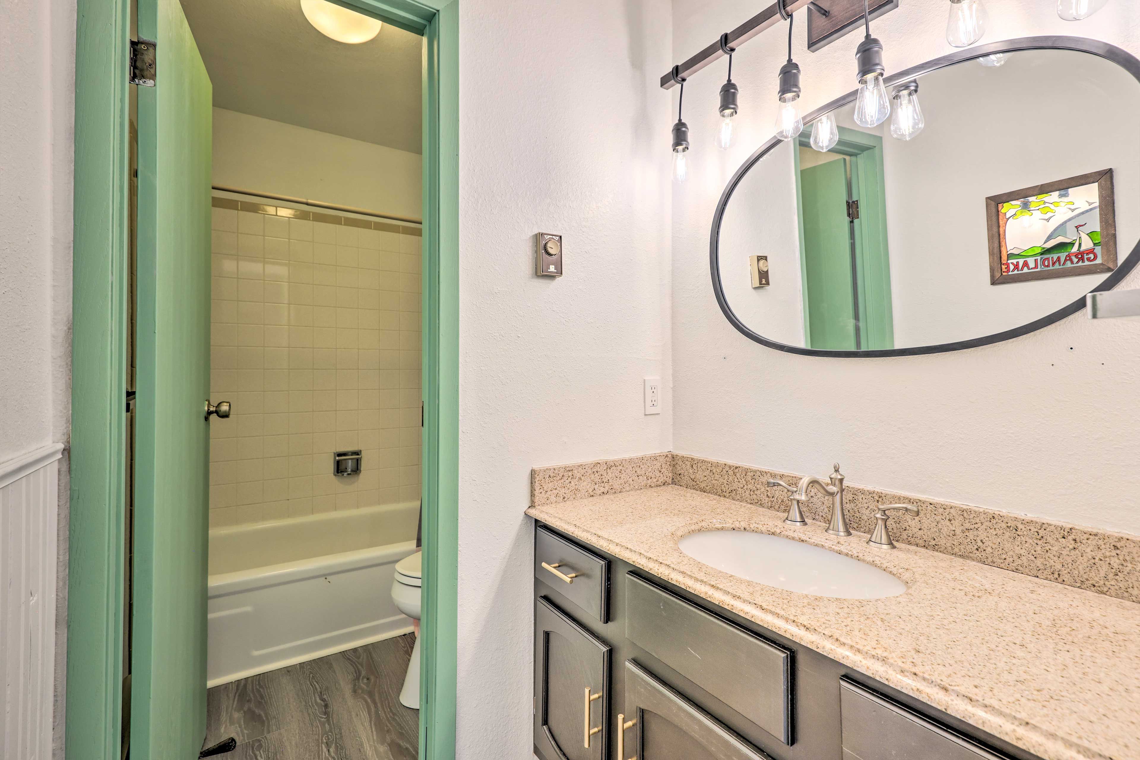 Full Bathroom | Hair Dryer | Towels Provided
