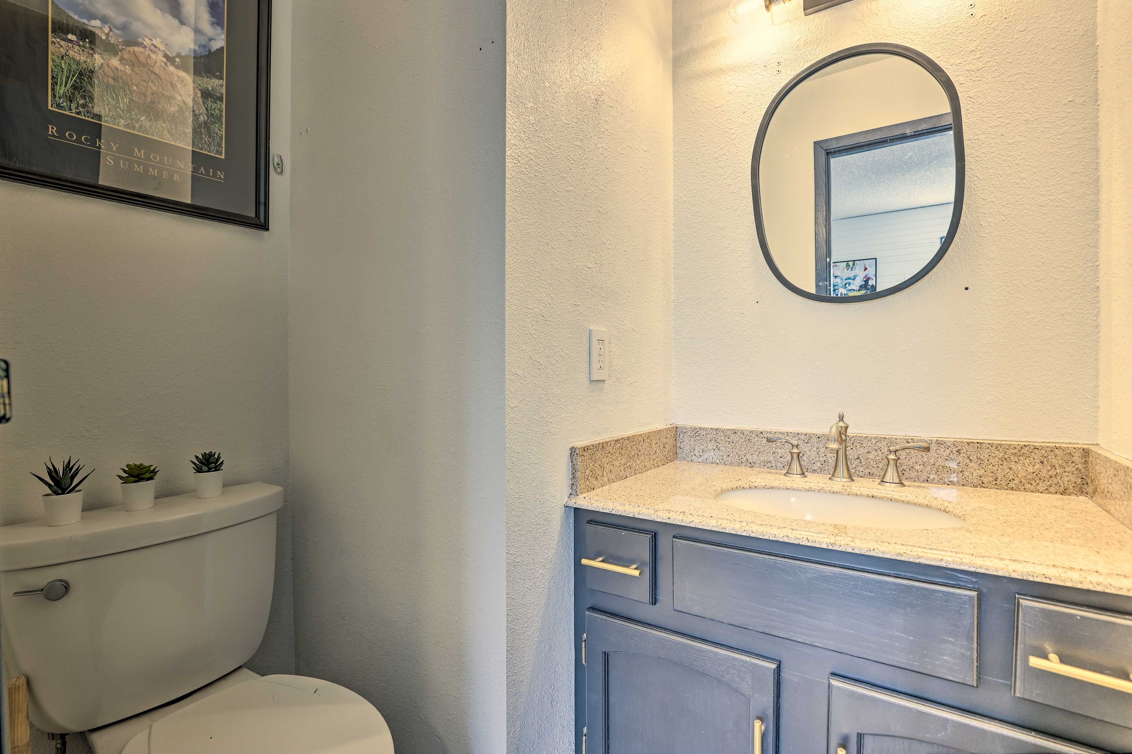 Full Bathroom | Complimentary Toiletries