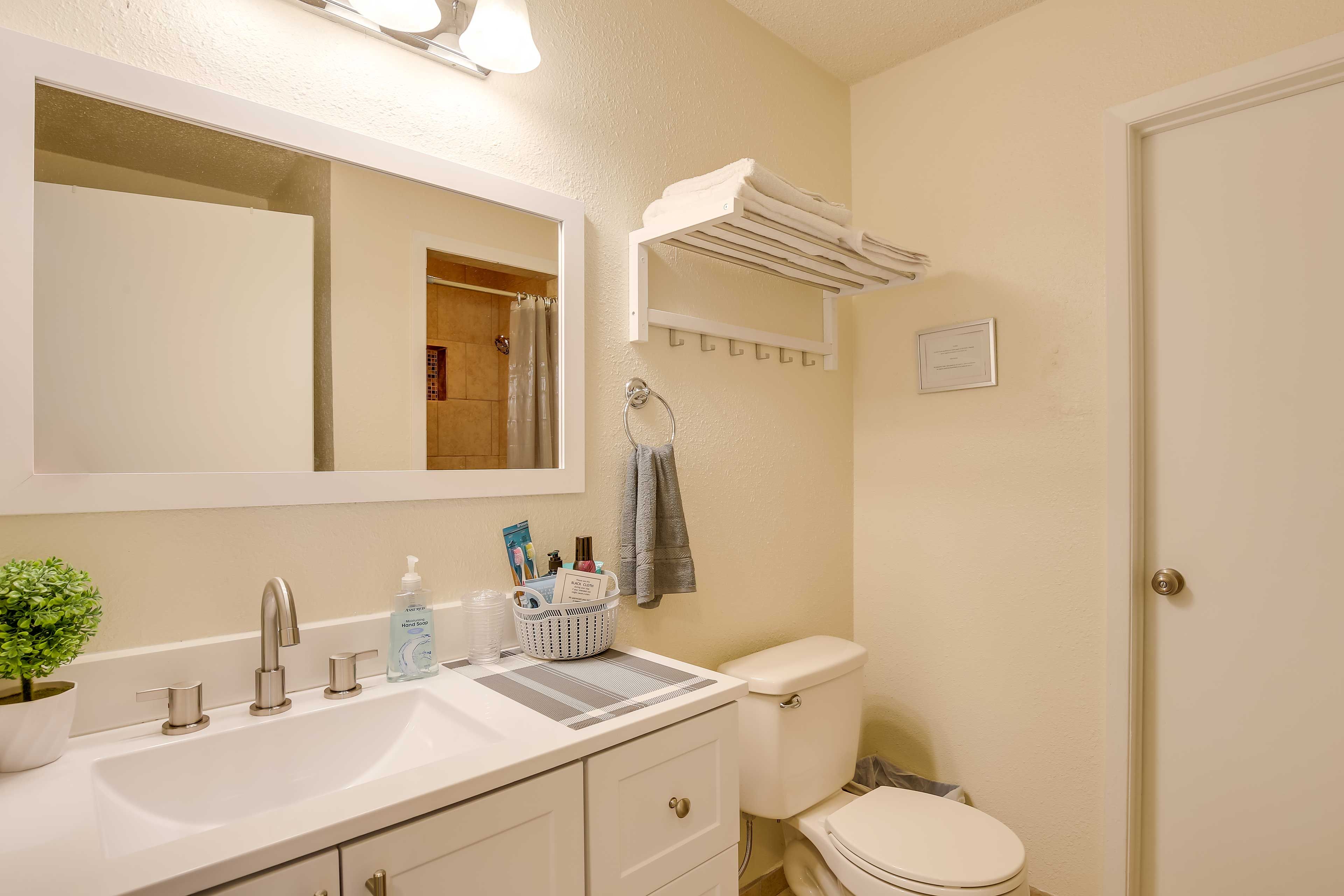 Full Bath | Complimentary Toiletries | Washer/Dryer