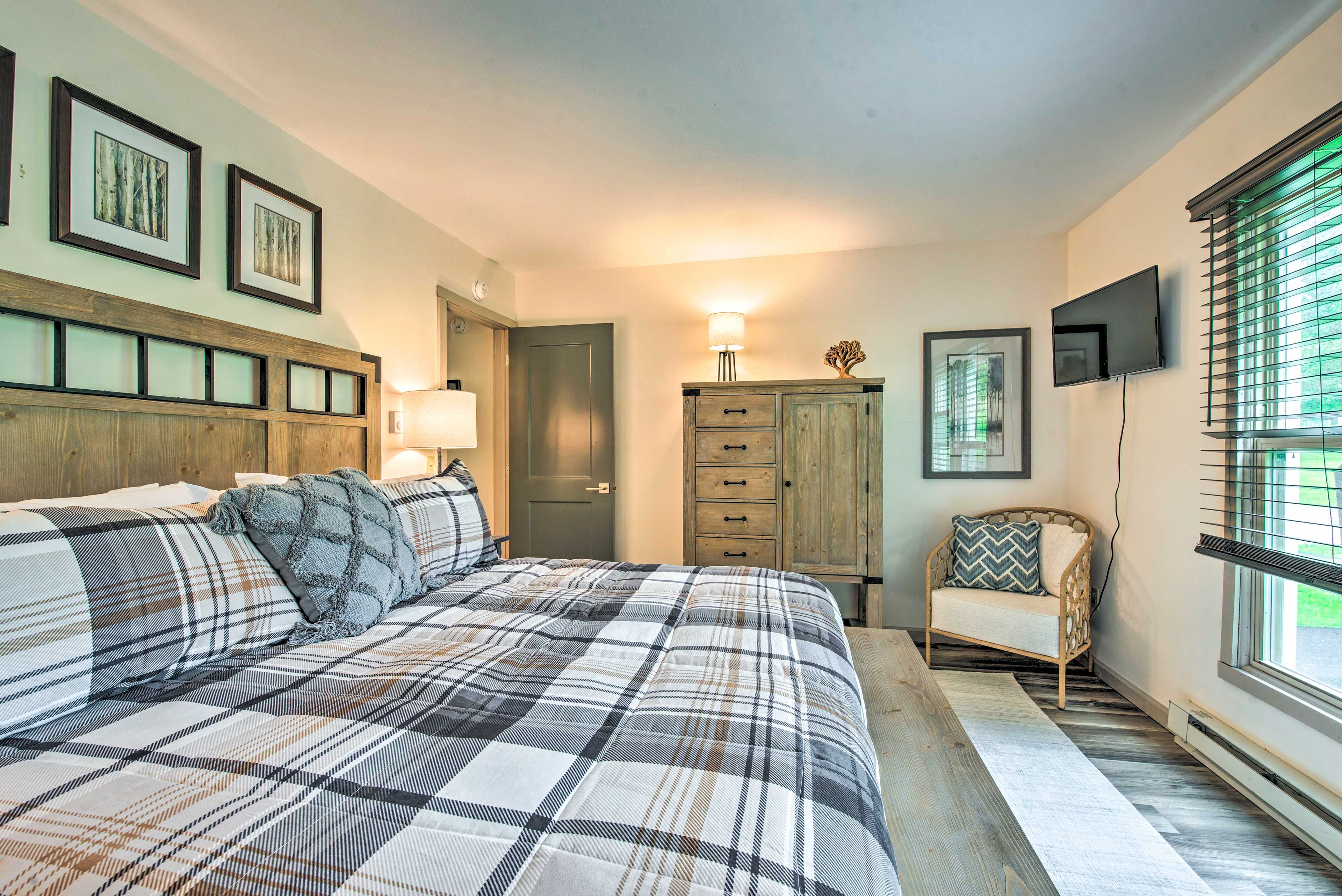 Bedroom 3 | Queen Bed | 1st Floor | Hangers