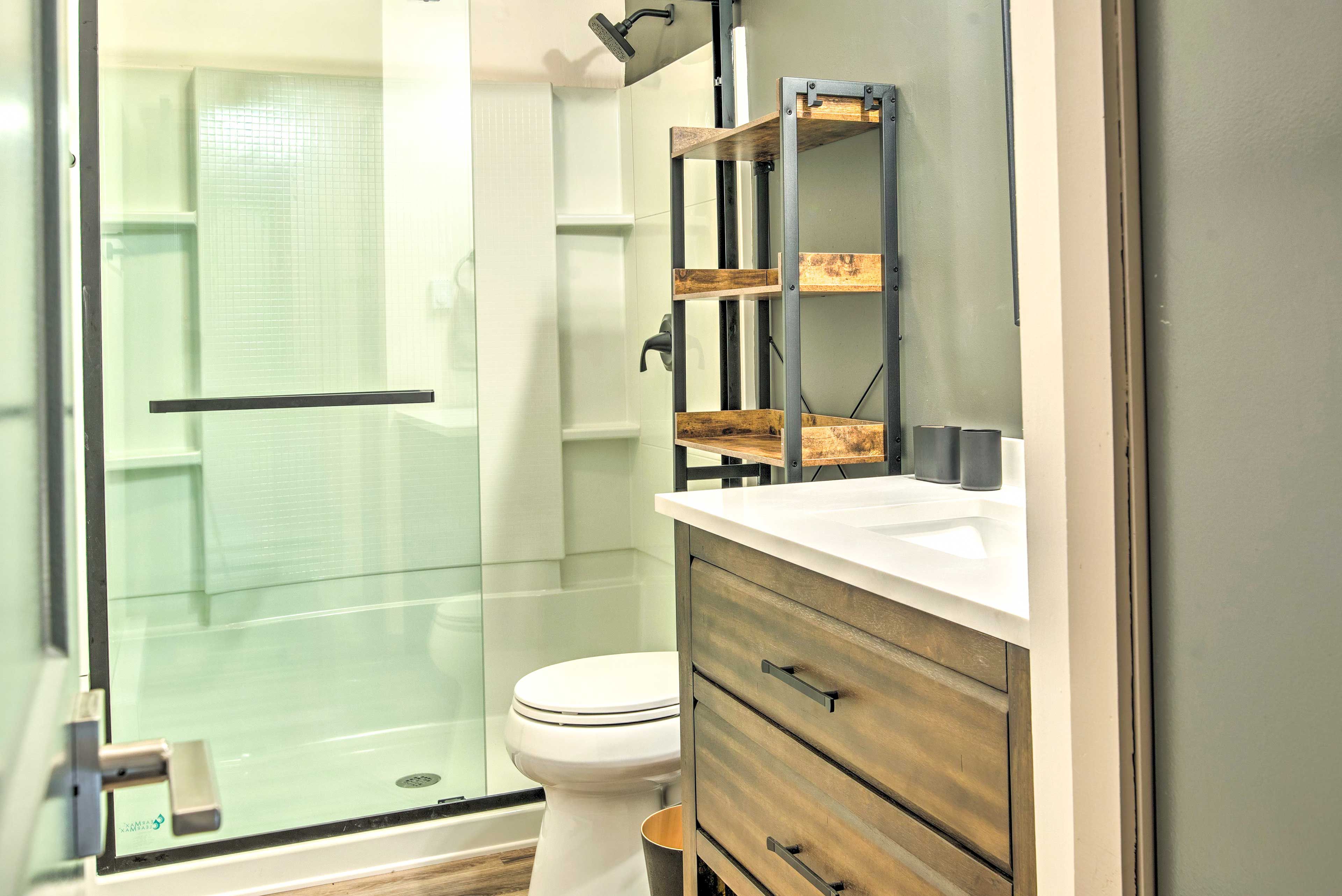 Full Bathroom | Towels Provided