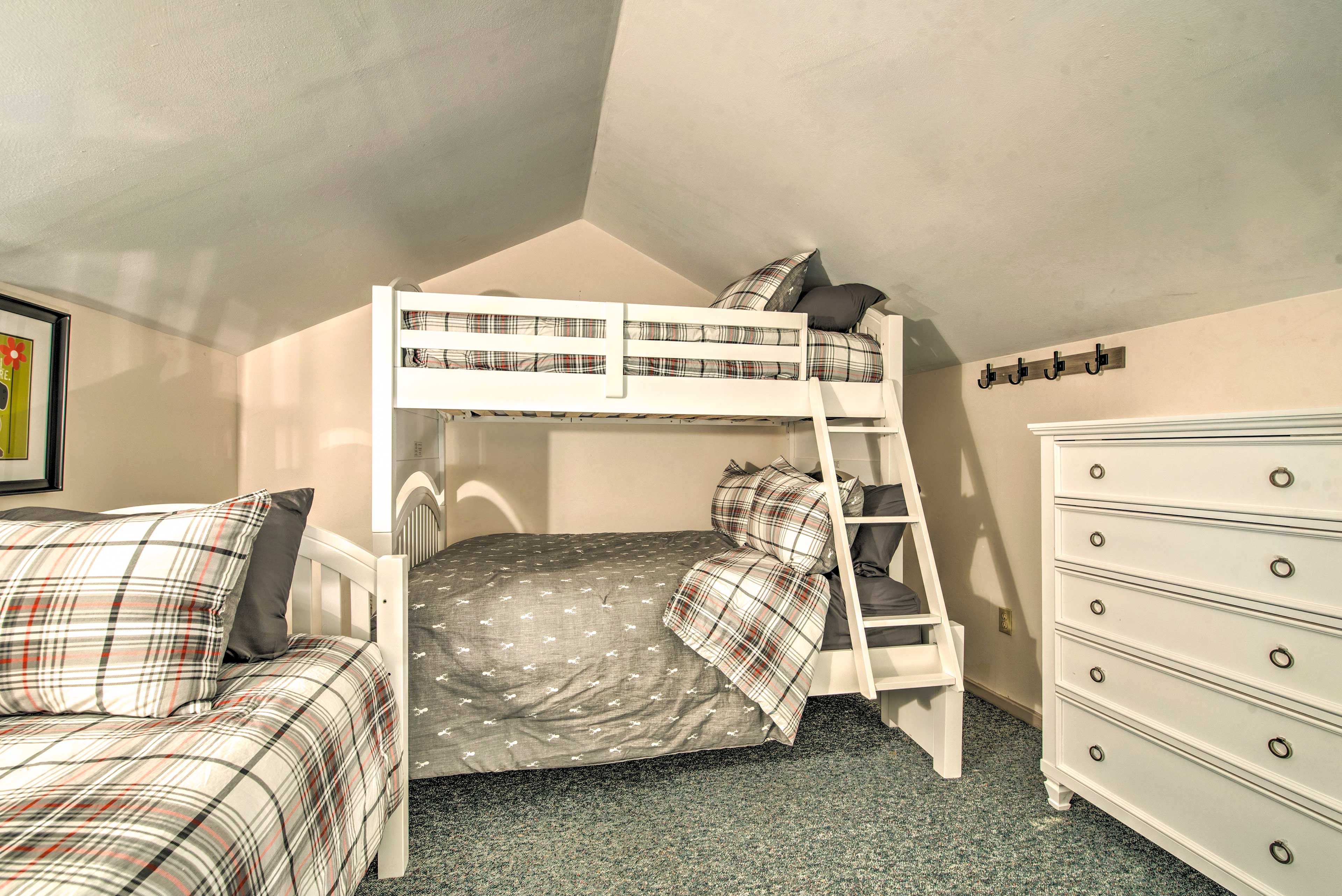 Loft | Twin/Queen Bunk Bed | Twin Bed | Ladder to Access