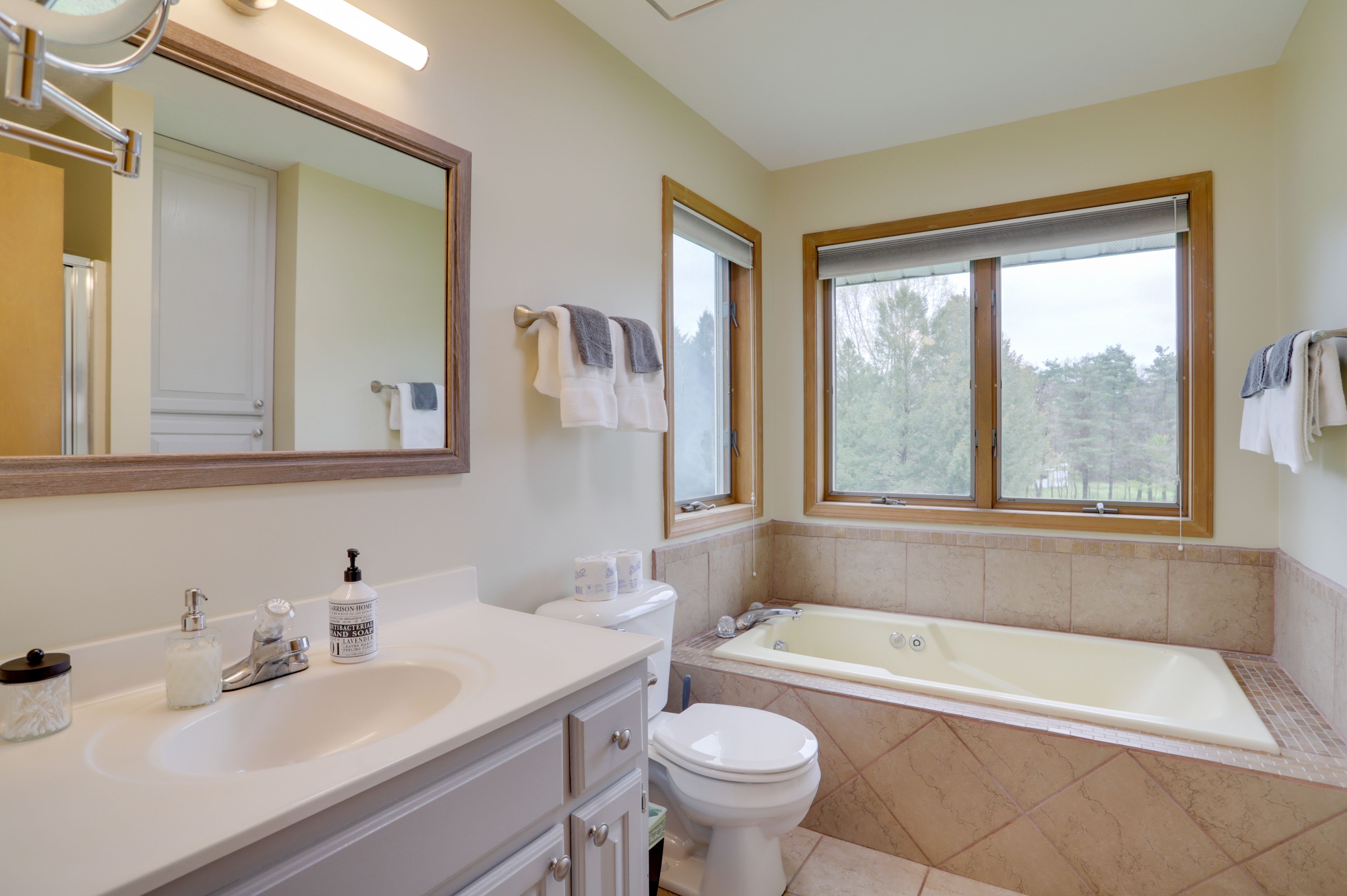Full Bathroom | 2nd Floor | Complimentary Toiletries | Jetted Tub | Hair Dryer