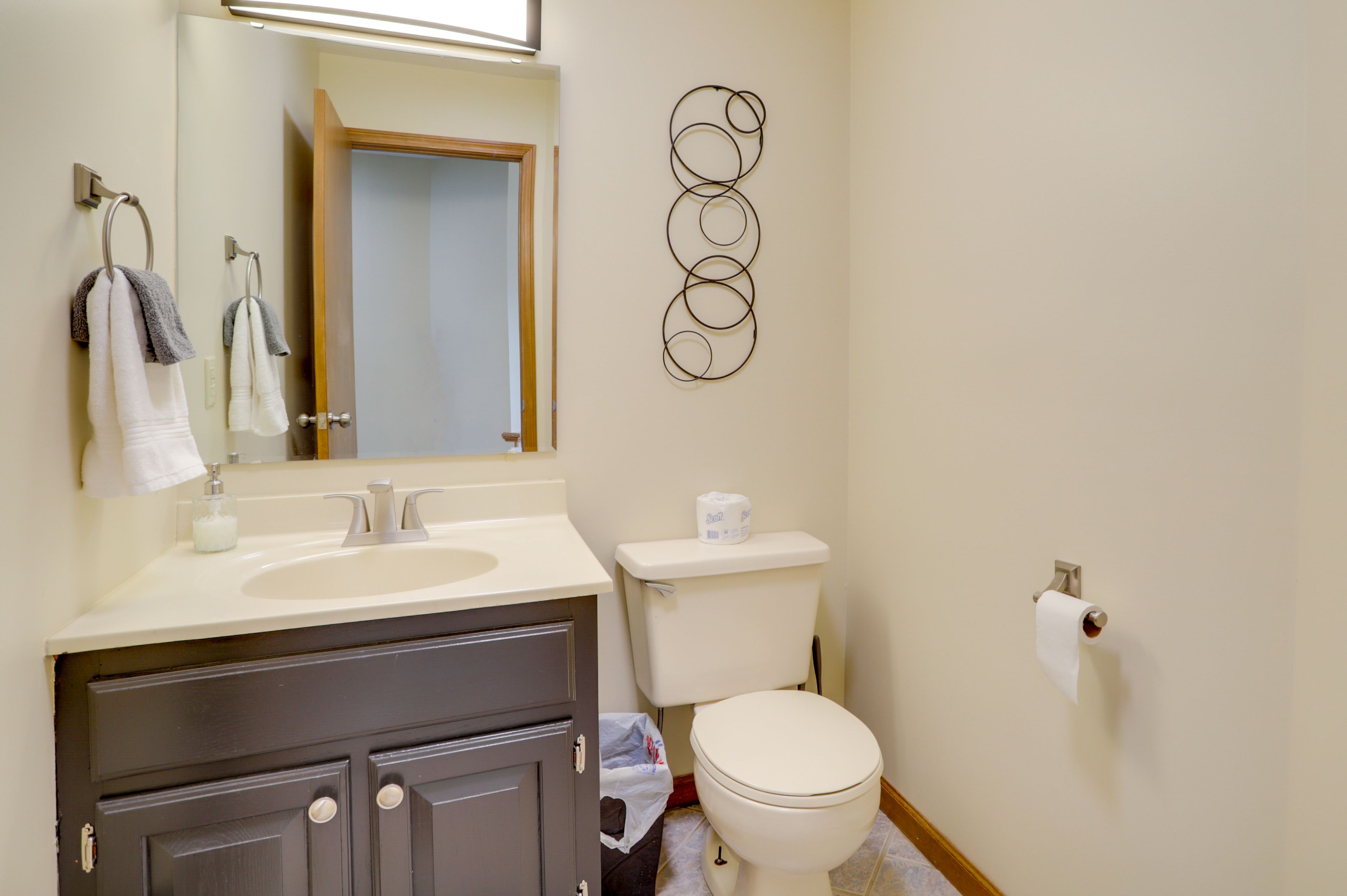 Half Bathroom | 1st Floor | Towels Provided