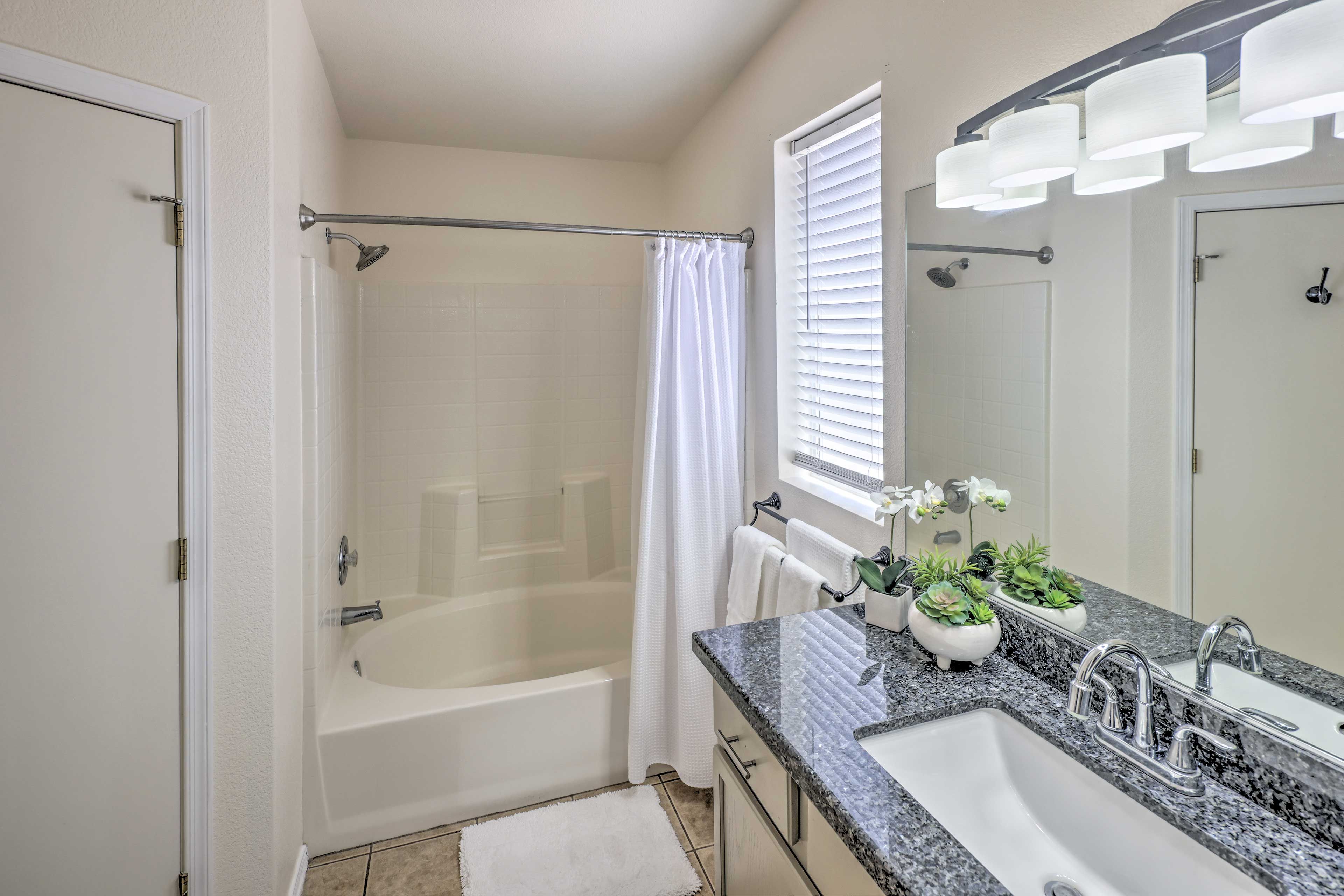 Full Bathroom | Shower/Tub Combo | Towels Provided