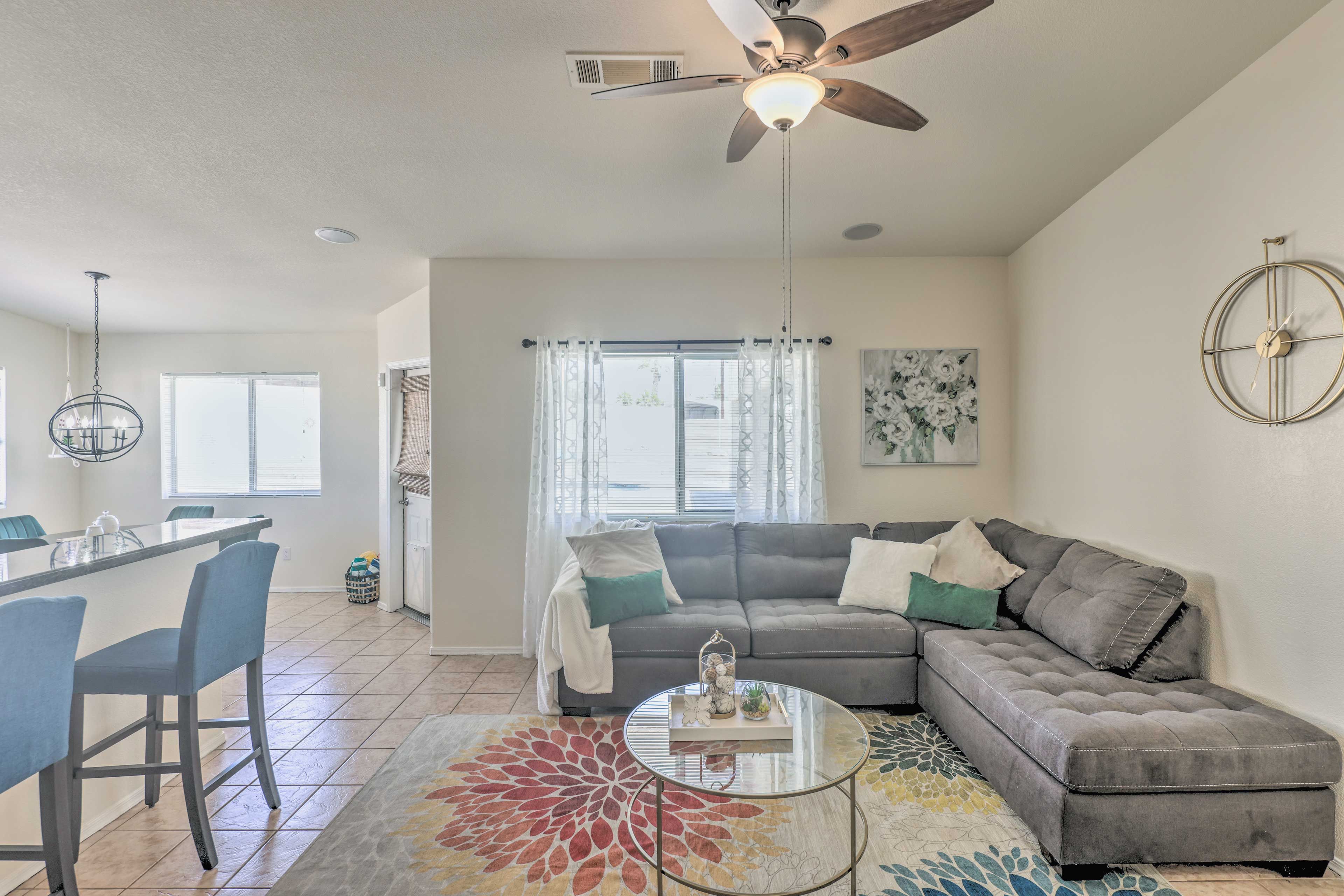 Living Room | Free WiFi | Central Air Conditioning & Heating | Smart TV