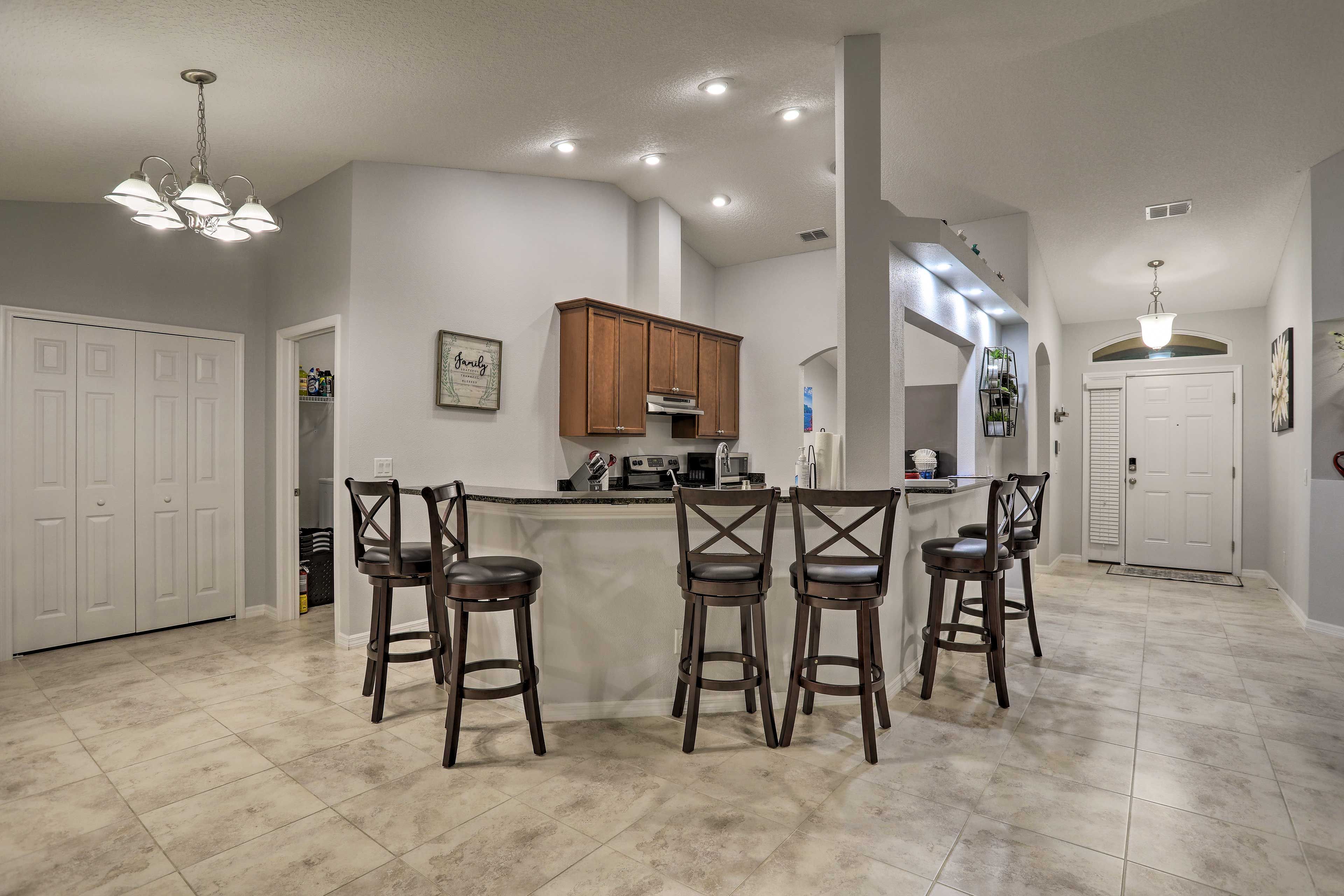 Breakfast Bar w/ Chairs