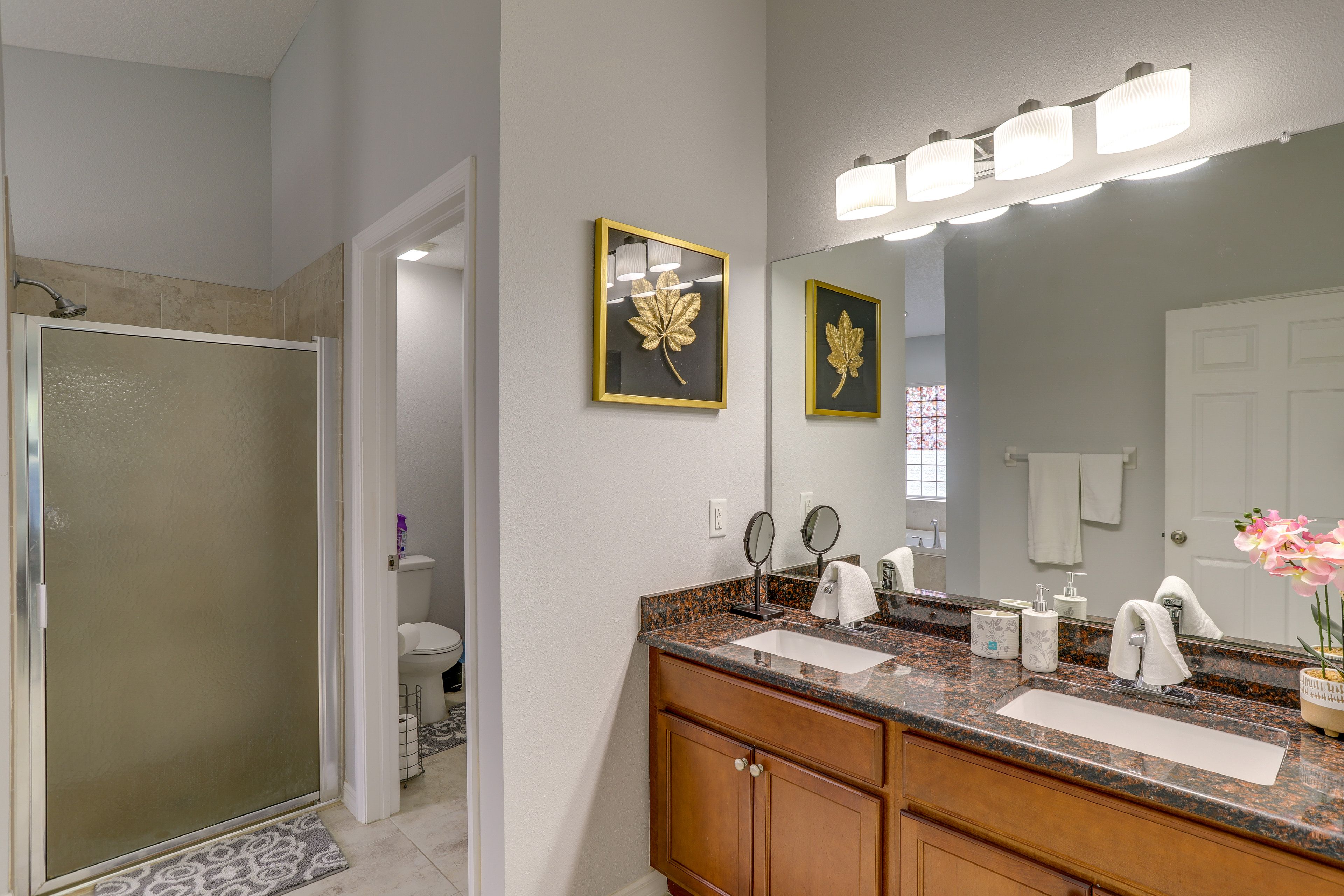 En-Suite Bathroom | Soaking Tub | Hair Dryer | Complimentary Toiletries