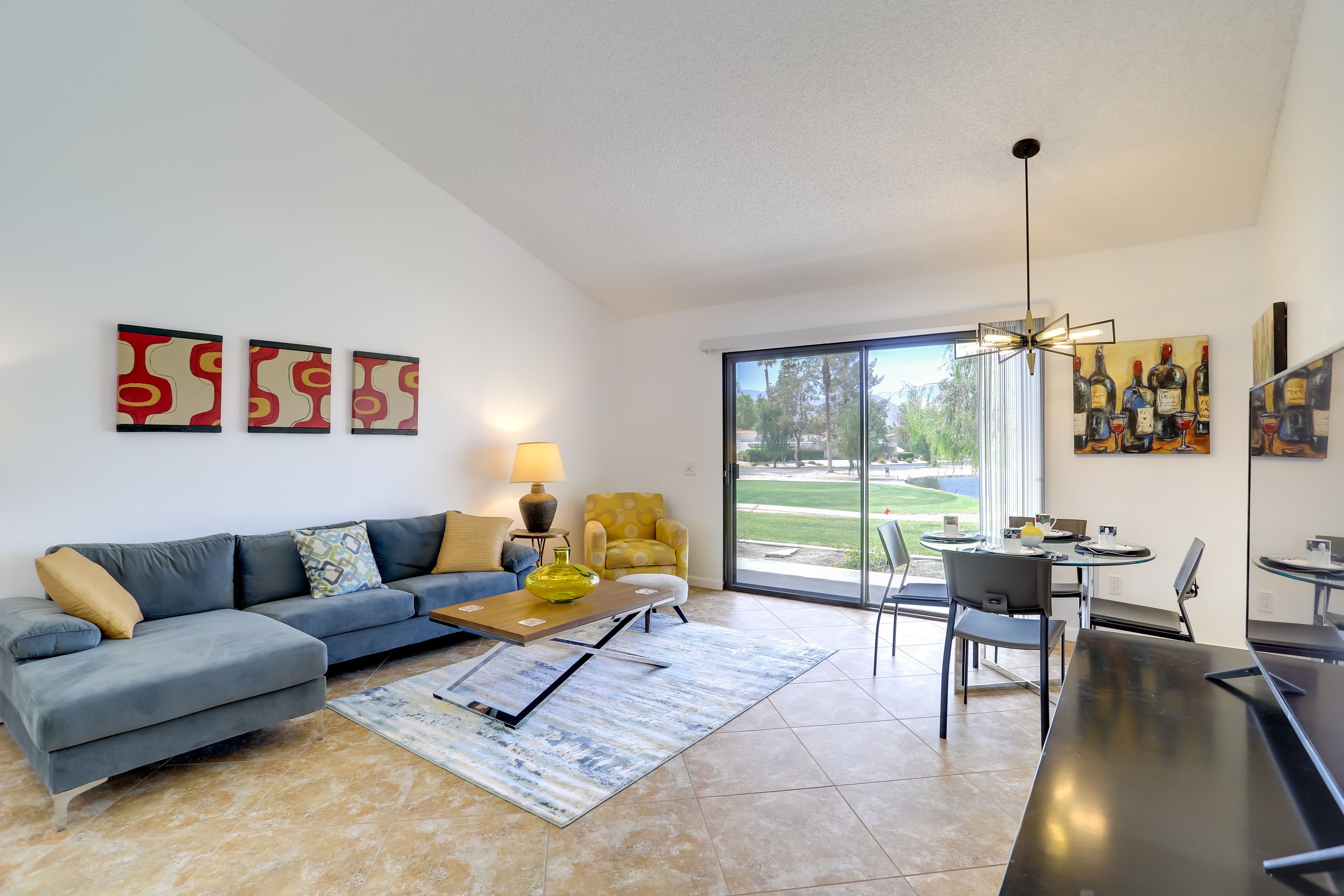 Living Room | Central Heating & A/C | Smart TV w/ Cable | Free WiFi