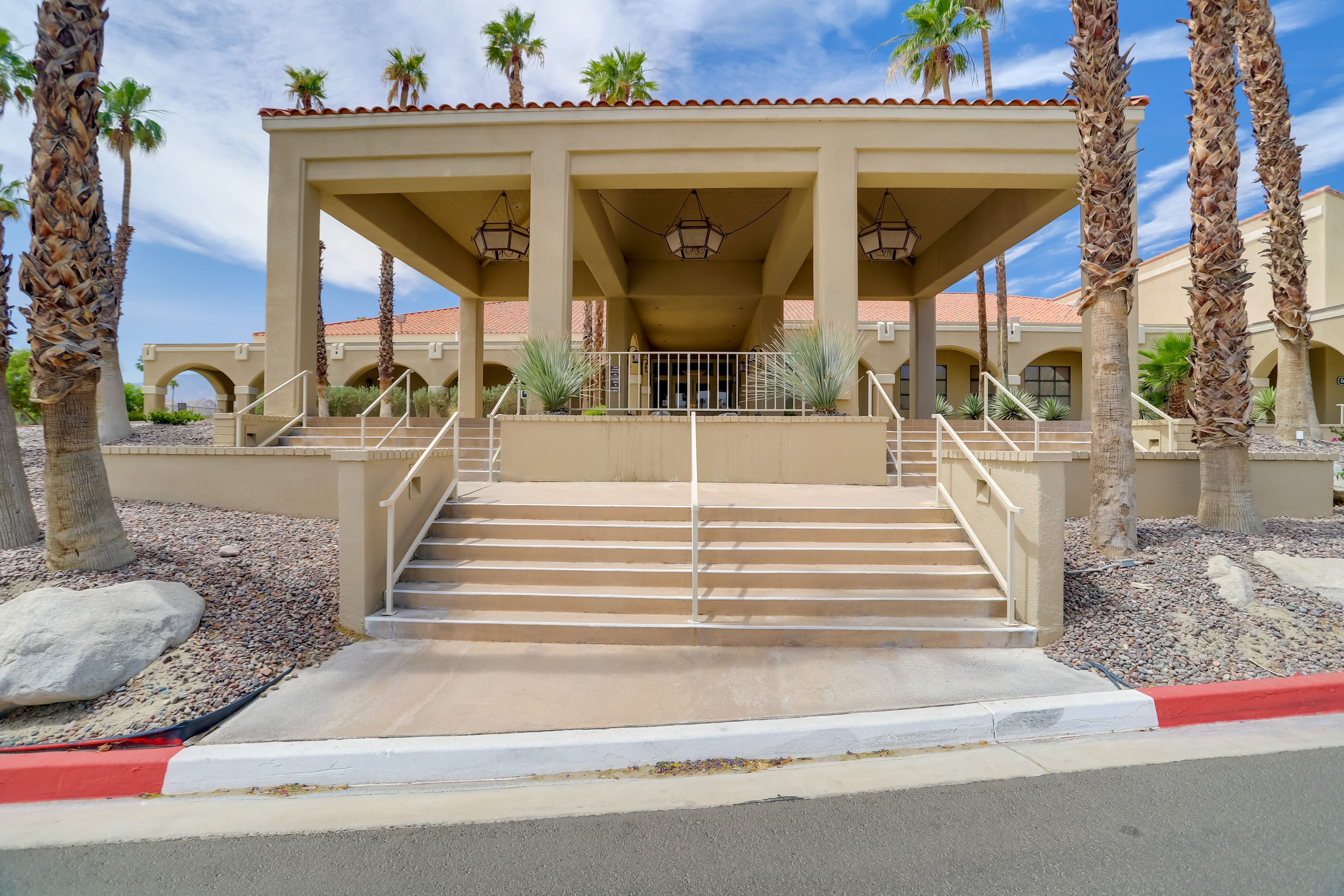 Palm Desert Resort Country Club | Community Amenities | Cafe | Restaurant
