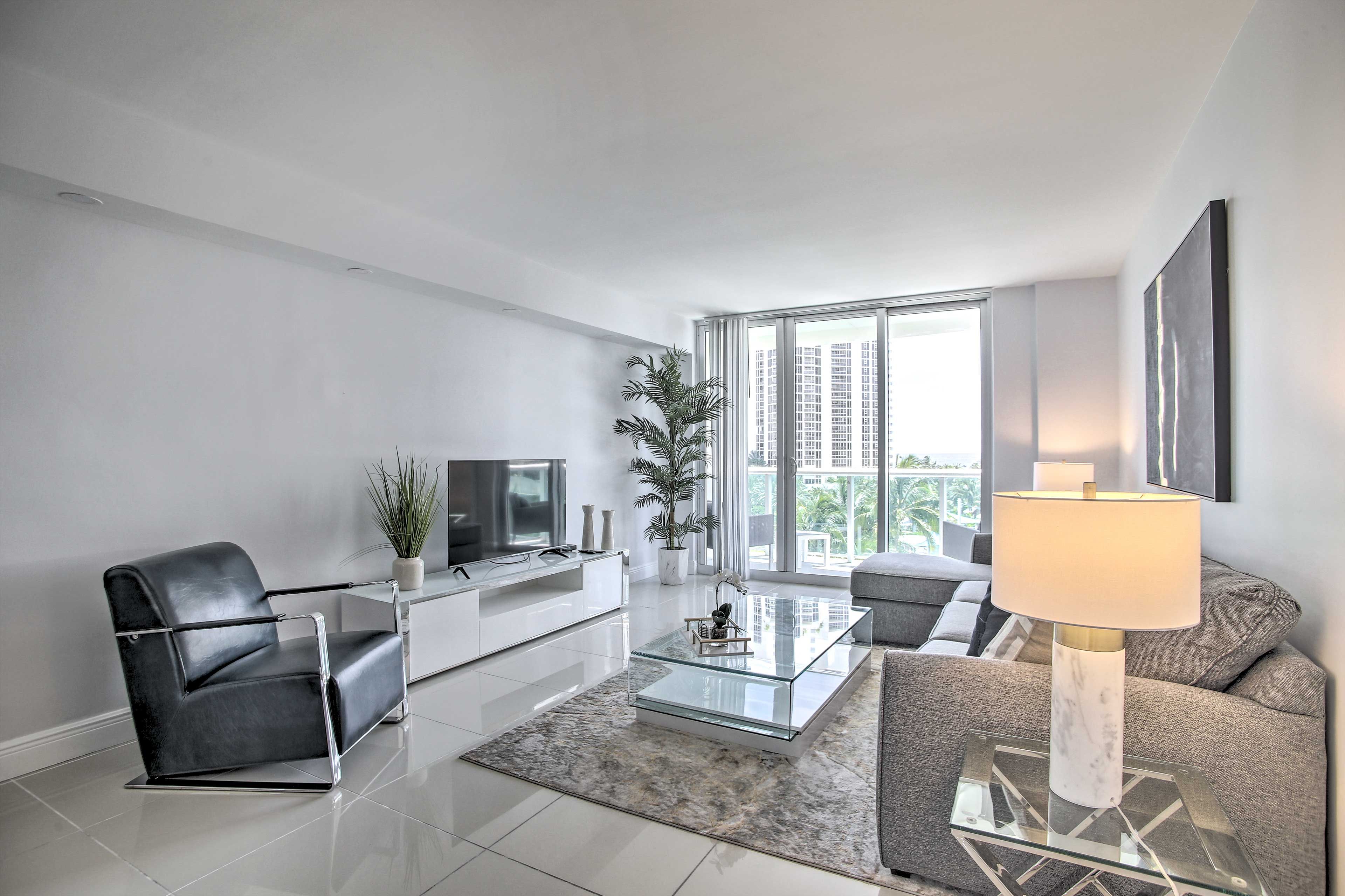 Living Room | Free WiFi | Smart TV | Central A/C