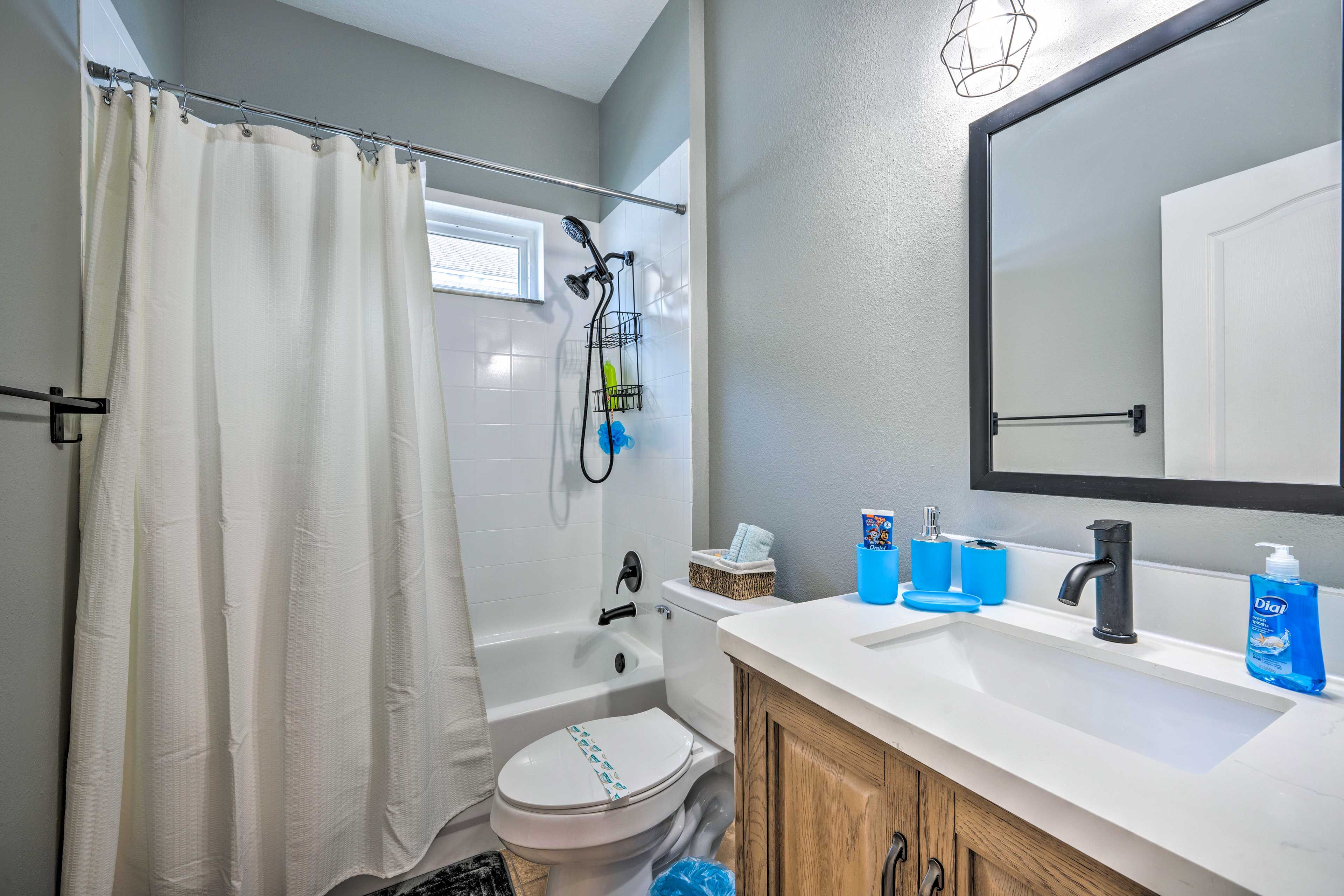 Full Bathroom | Shower/Tub Combo