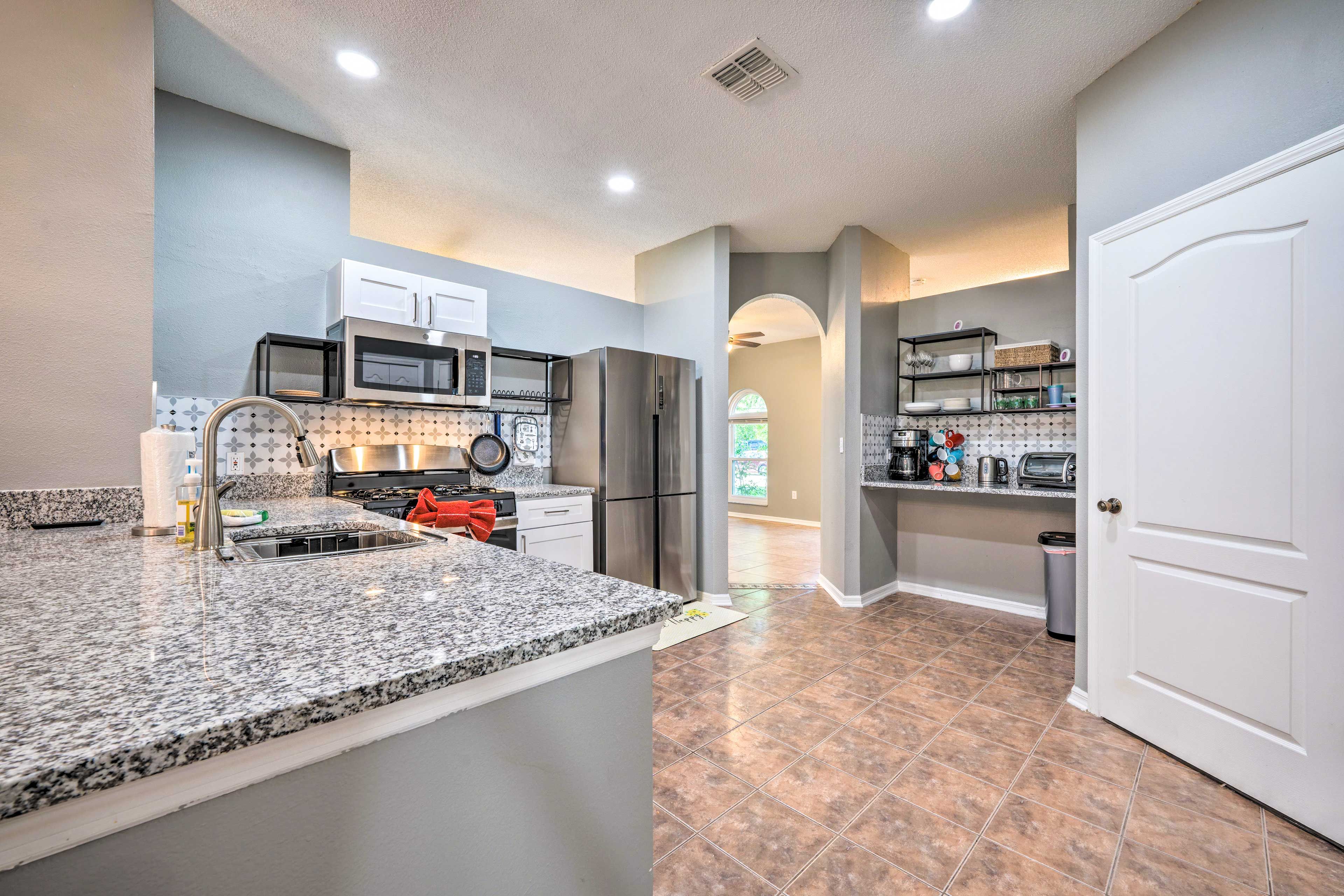 Kitchen | Equipped w/ Cooking Essentials