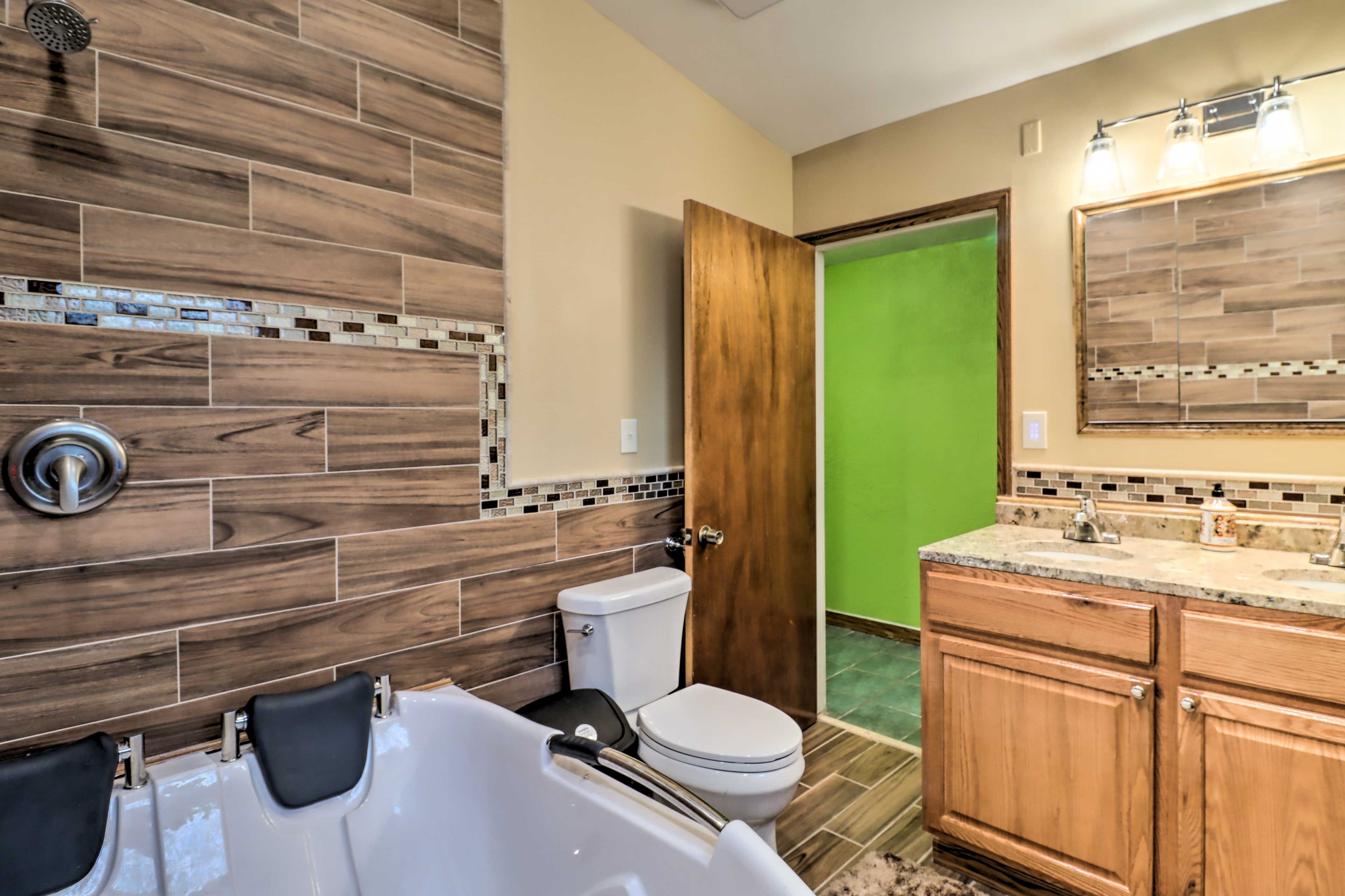Full Bathroom | Complimentary Toiletries | Hair Dryers | Towels Provided