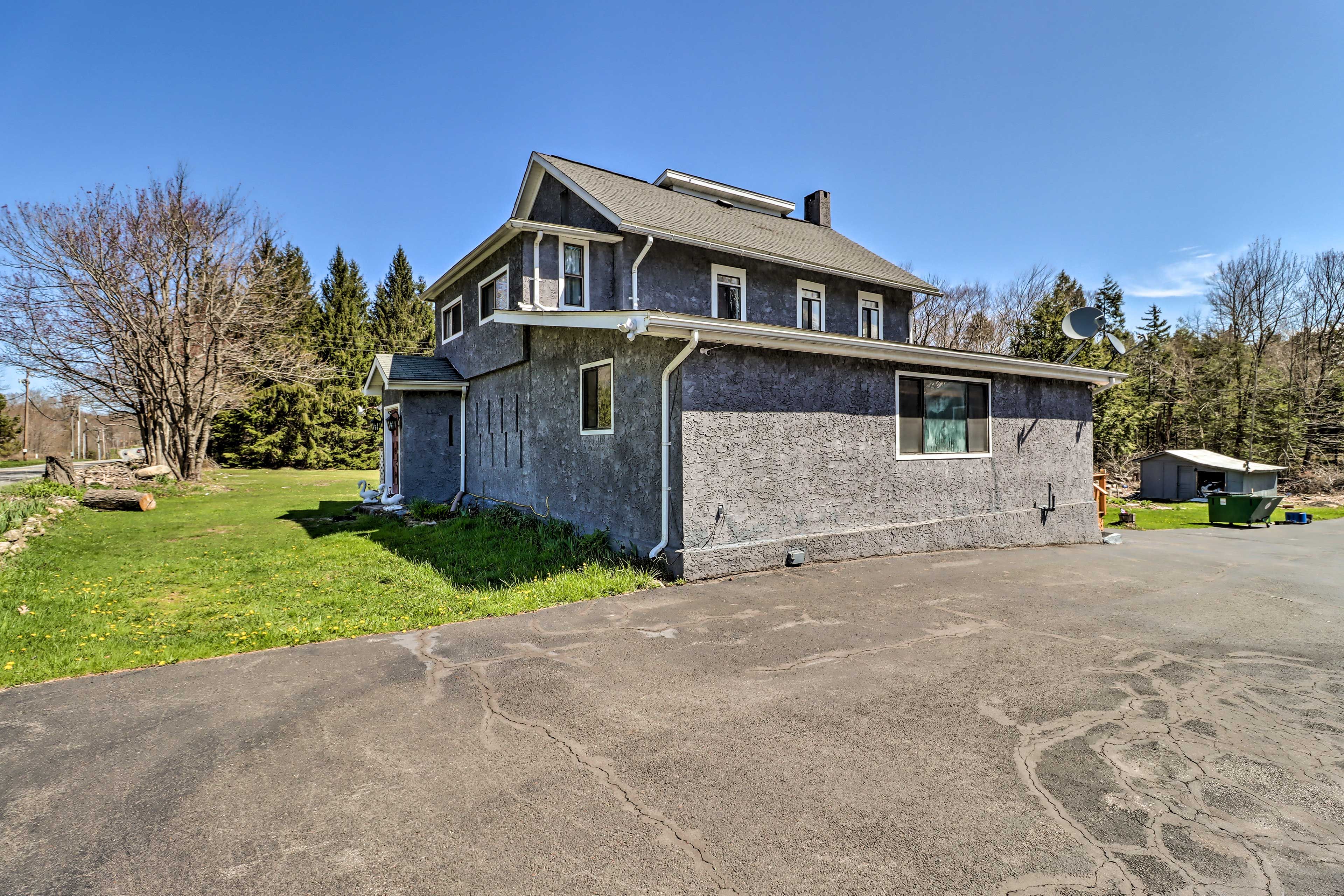 Property Exterior | Driveway Parking (18 Vehicles) | Trailer Parking