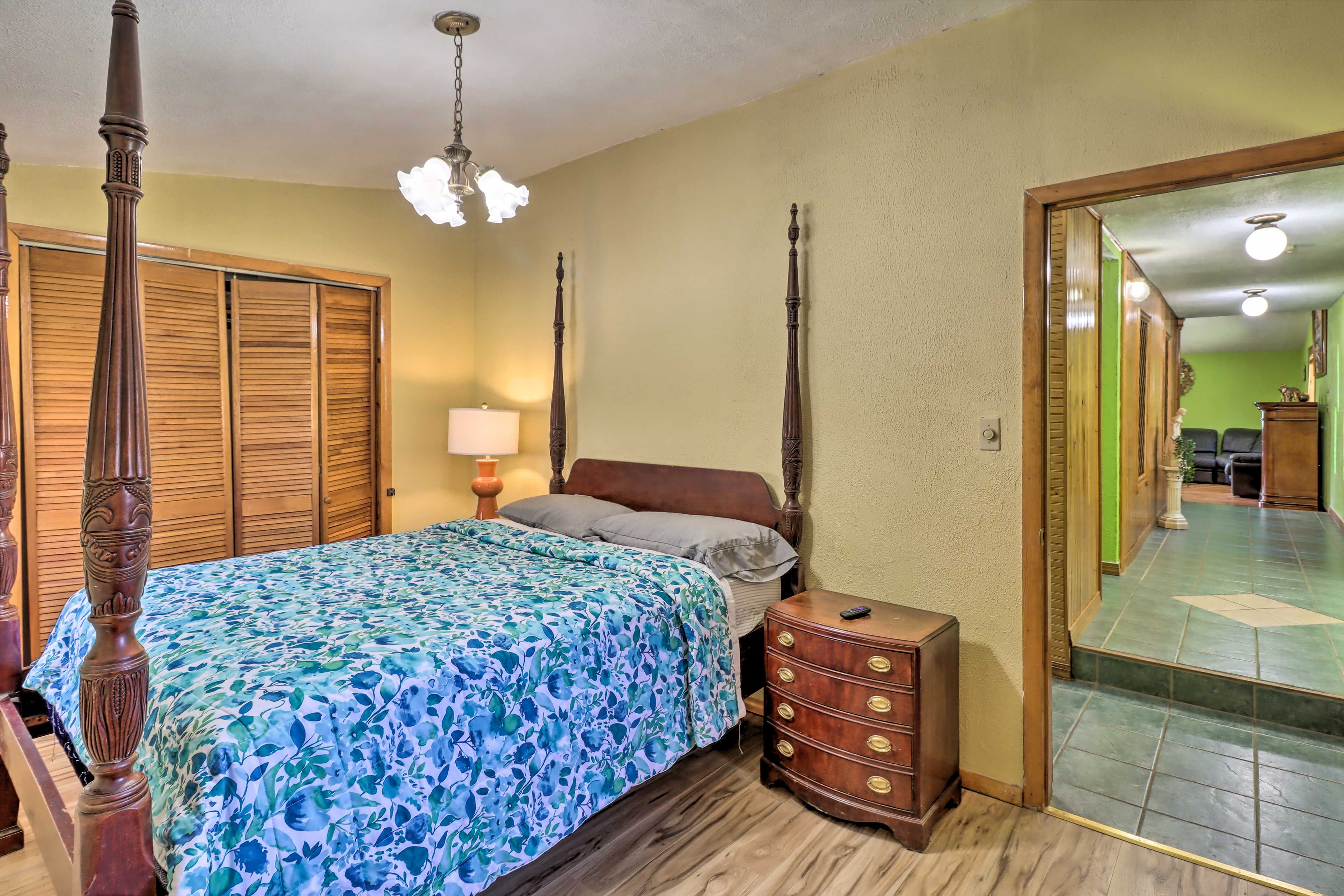 Bedroom 1 | Queen Bed | 1st Floor | 2 Internal Steps to Access