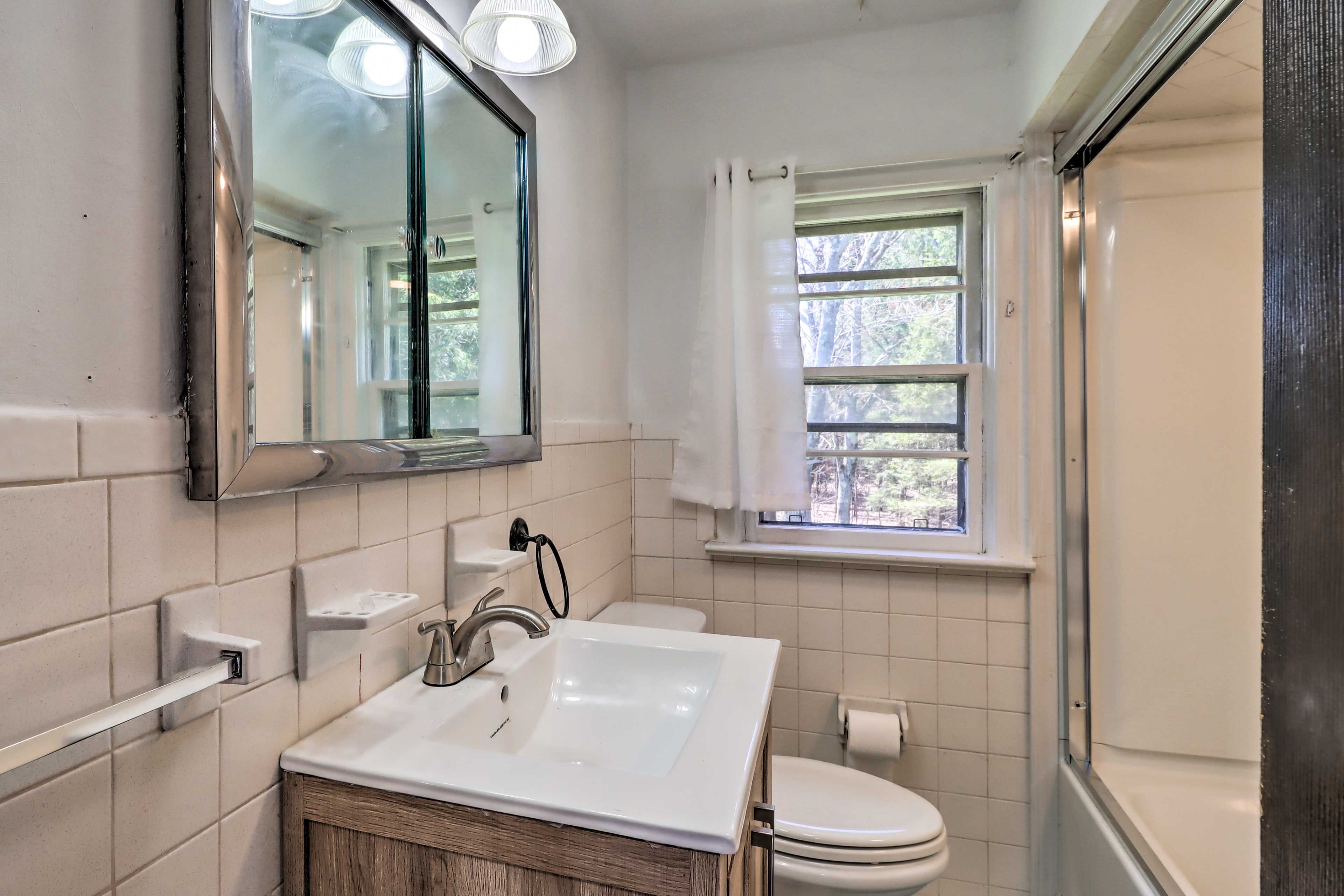 Full Bathroom | Complimentary Toiletries | Hair Dryers