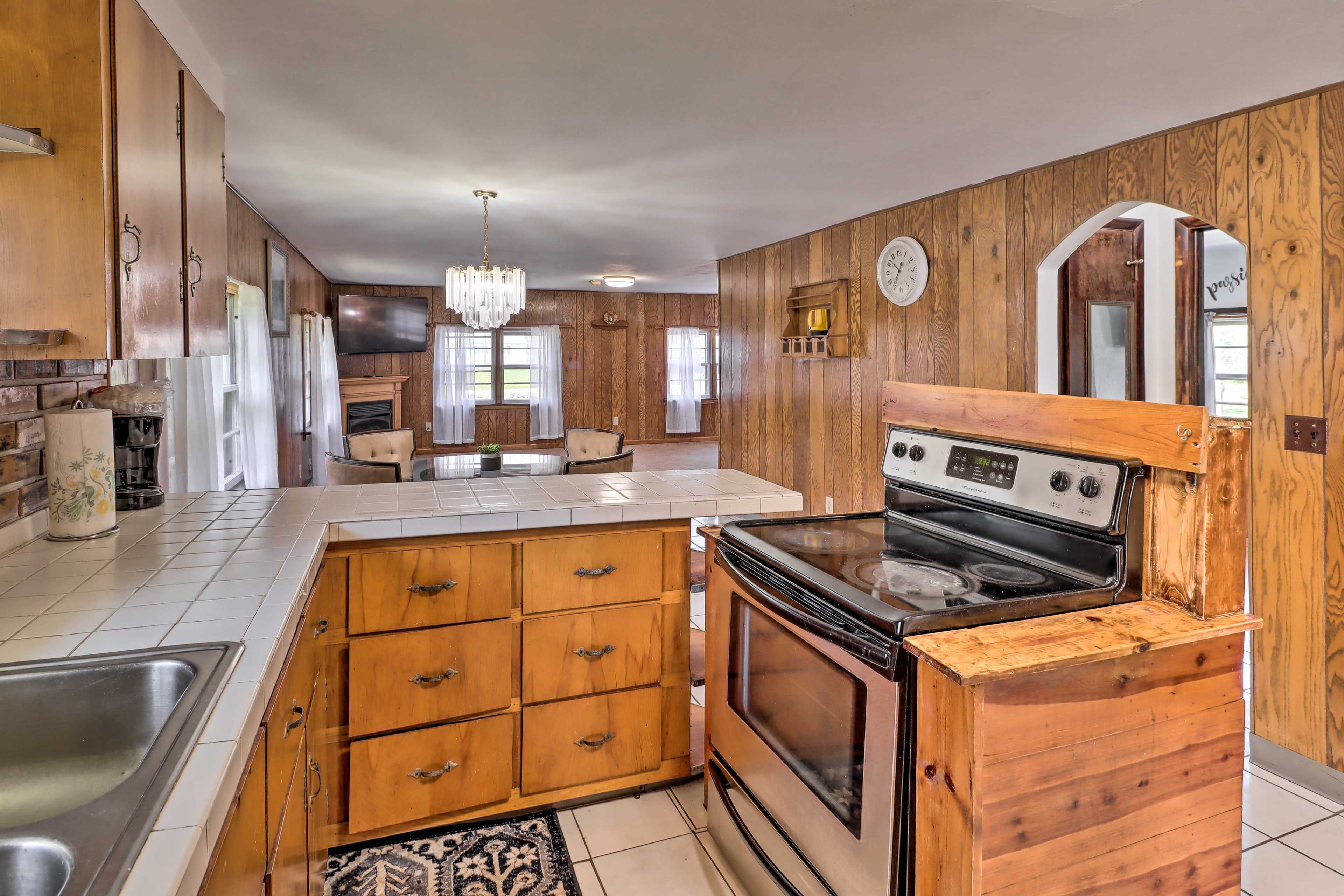 Kitchen | Full-Sized Fridge, Stove & Oven | Cooking Basics