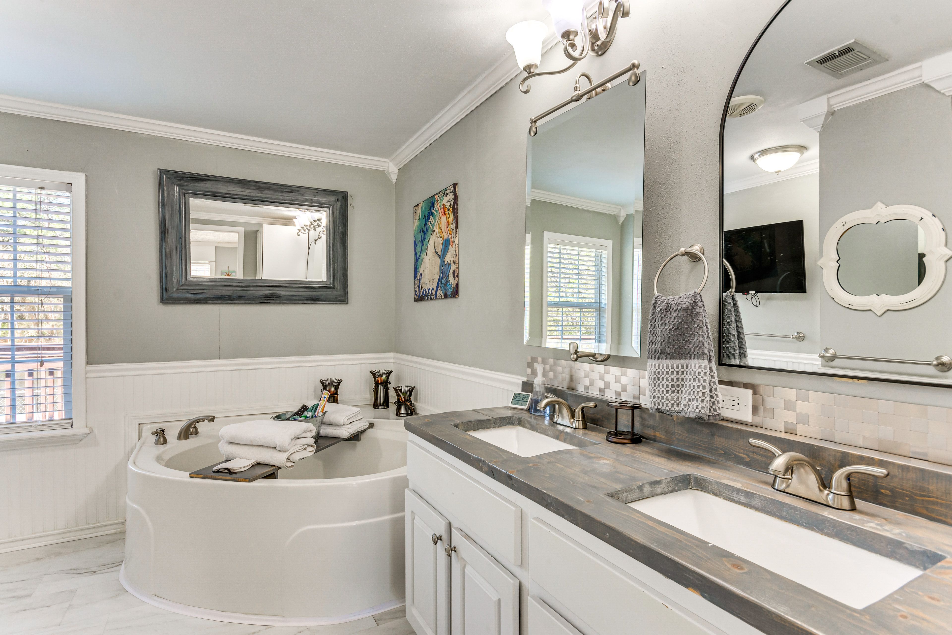 Full Bathroom | Towels Provided
