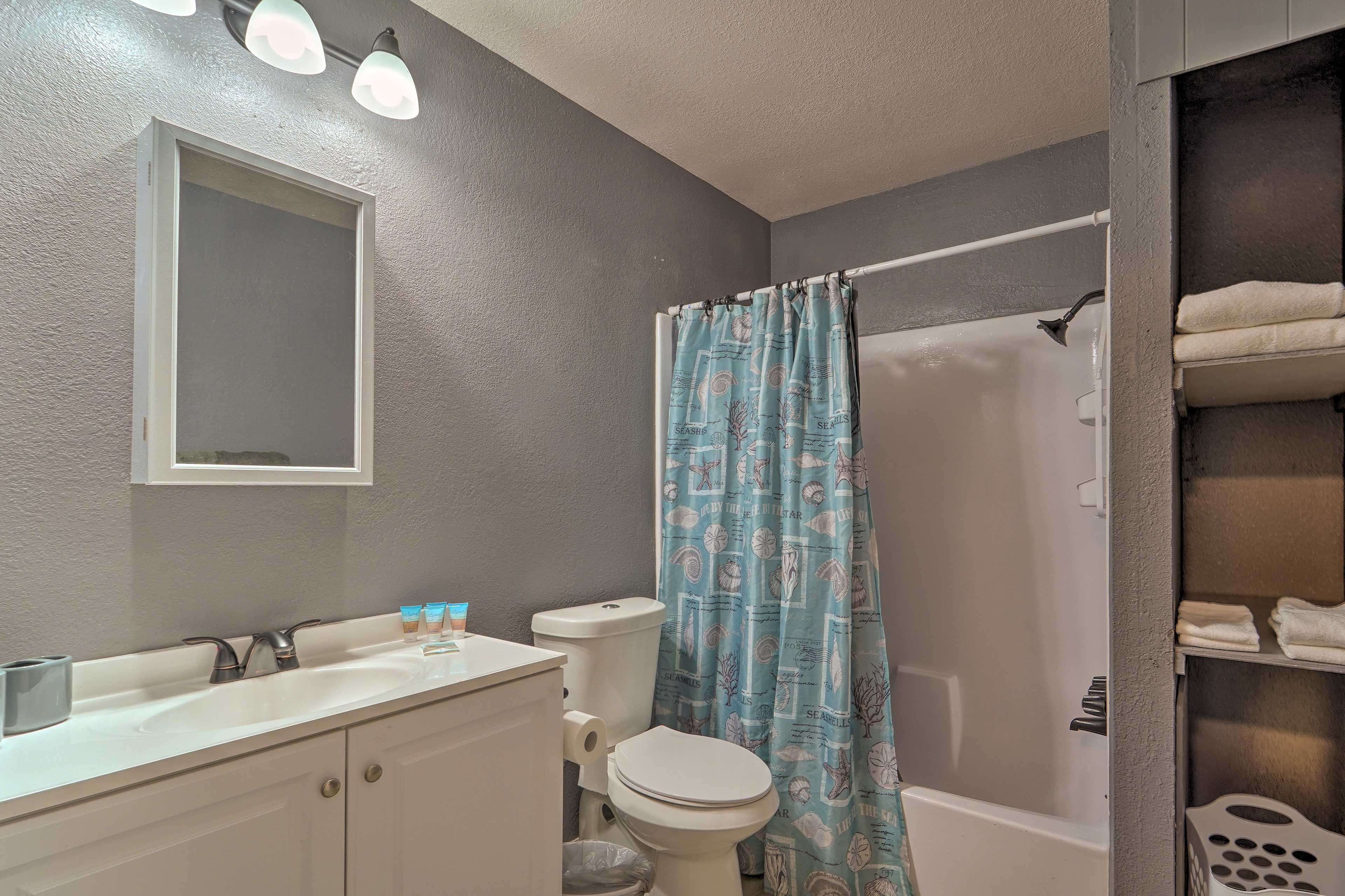 Full Bathroom | Shower/Tub Combo | Towels Provided