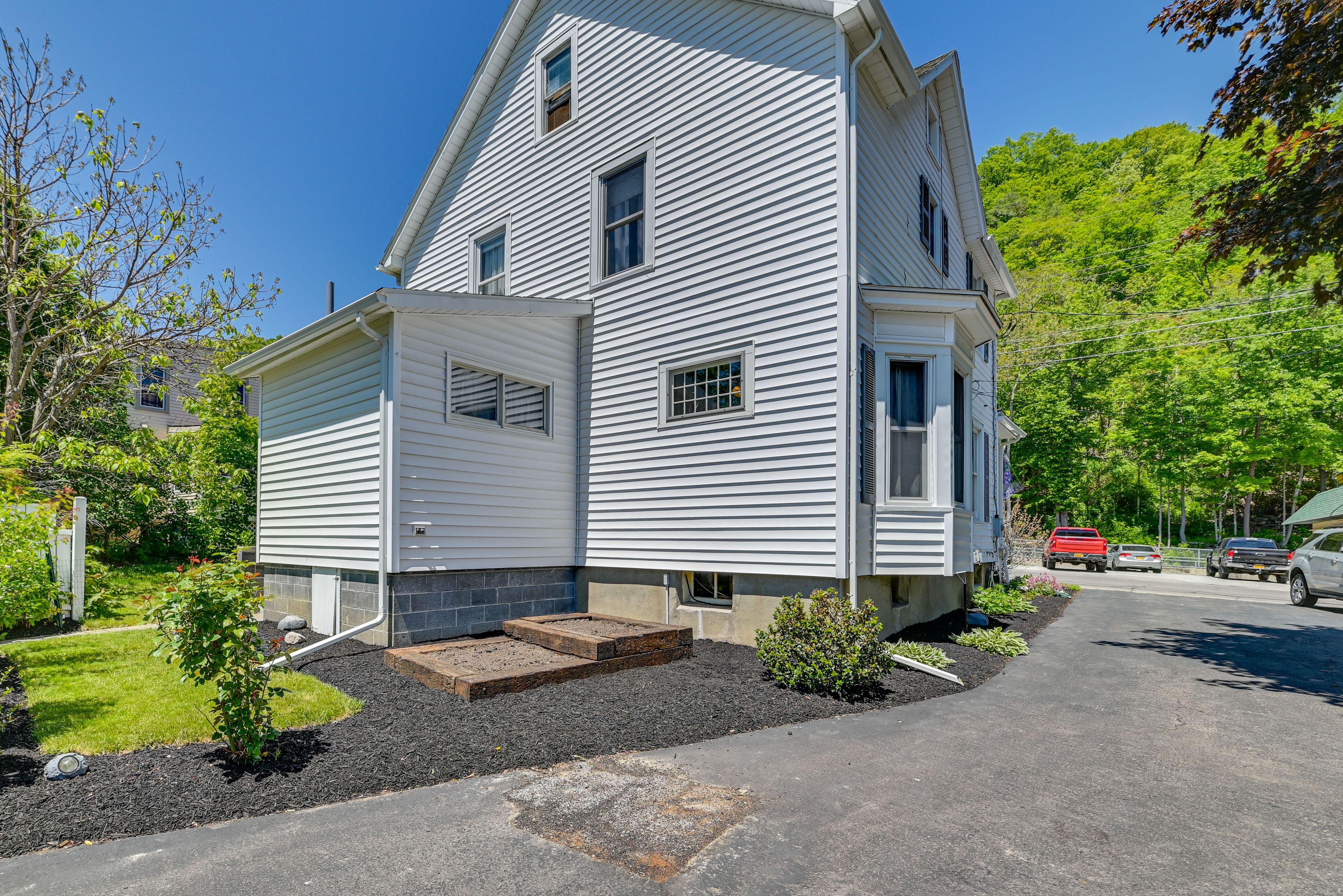 Parking | Driveway (4 Vehicles) | Boat Trailer Parking Available